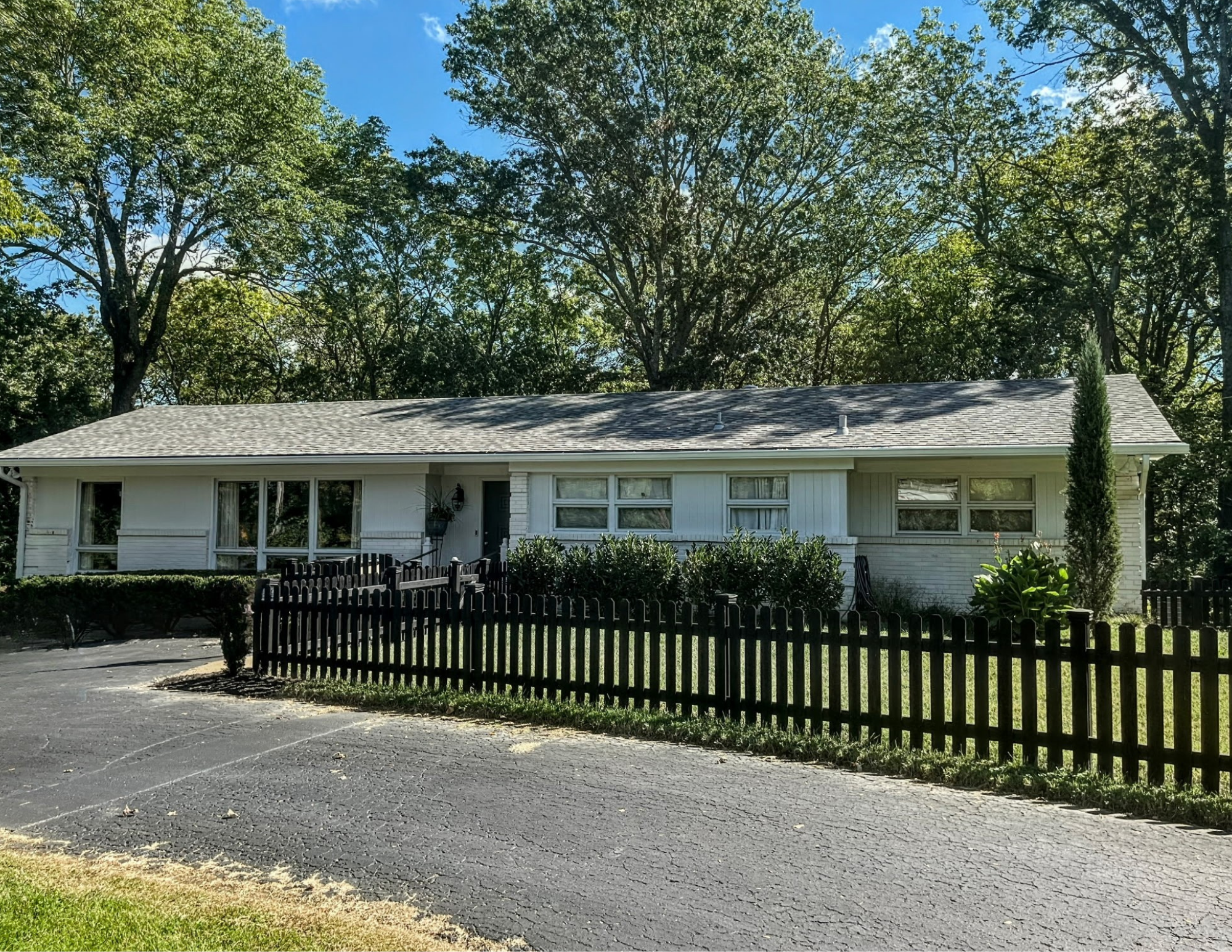 Freedom Gutters provides professional gutter services throughout Middle Tennessee, including seamless gutter installation, gutter replacement, gutter repair, gutter guards, gutter protection, downspout installation, and residential gutter solutions.