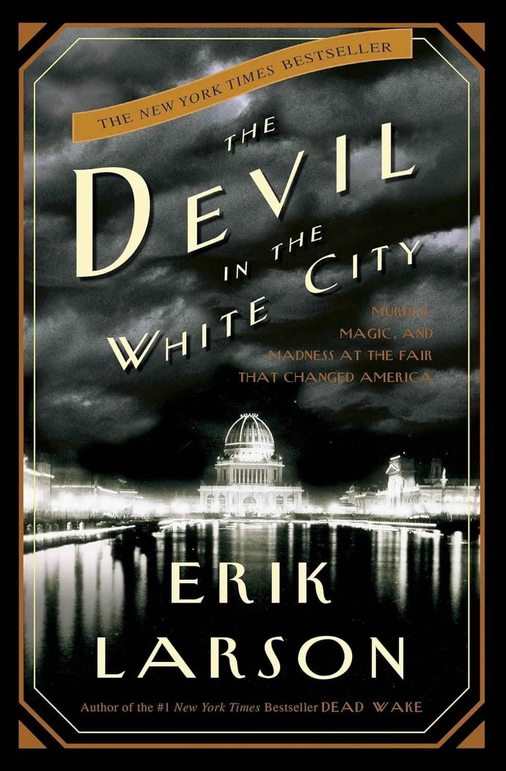 NEW YORK TIMES BESTSELLER • The true tale of the 1893 World's Fair in Chicago and the cunning serial killer who used the magic and majesty of the fair to lure his victims to their death.