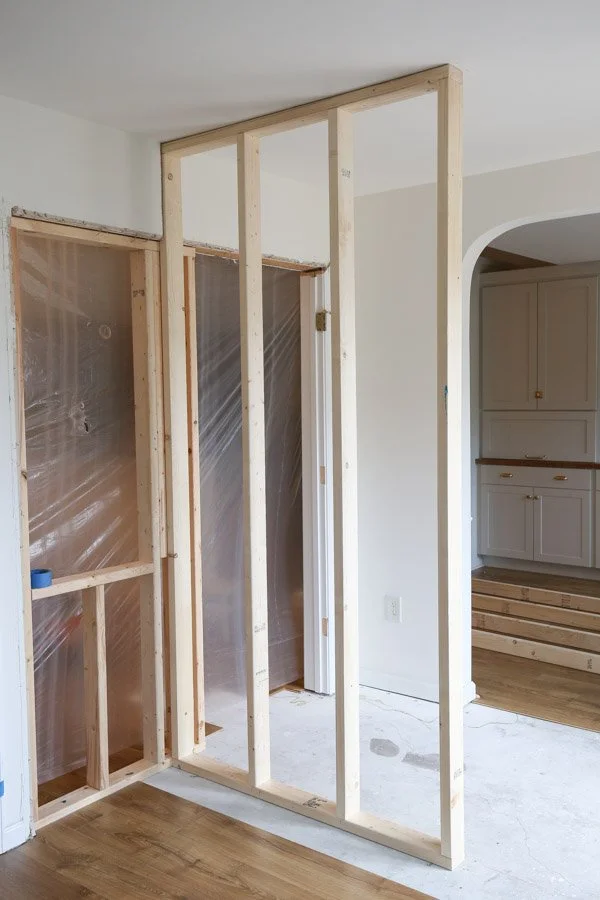 Marco de madera en construcción en una pared interior, sin drywall, en una casa residencial.