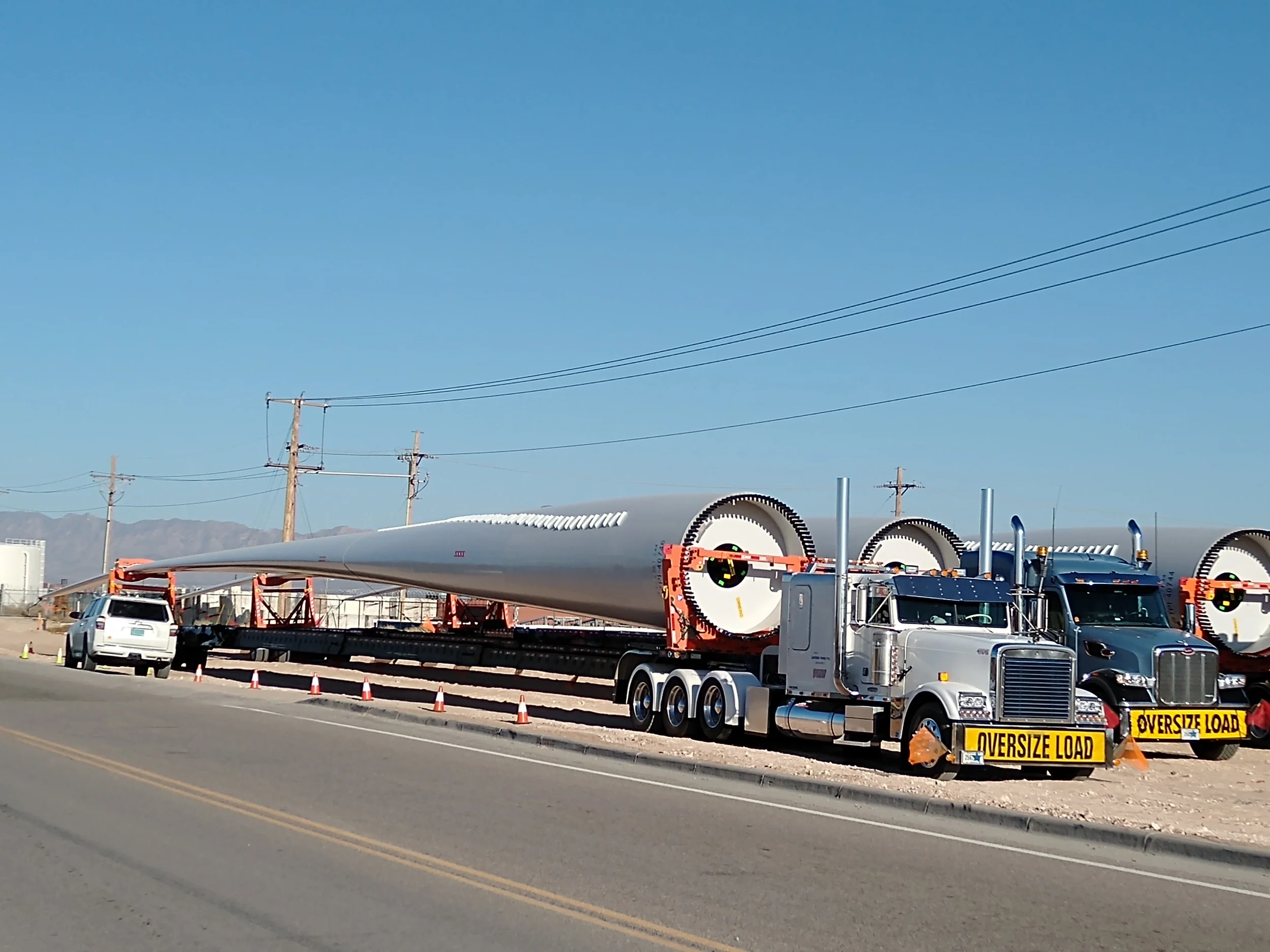 Trucks-carrying-windmill-blades.webp