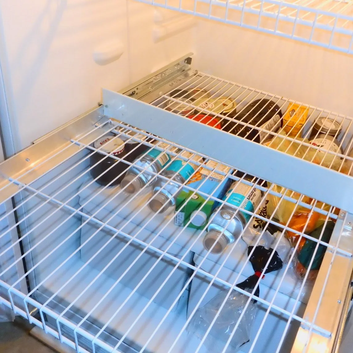 Sliding fridge shelf