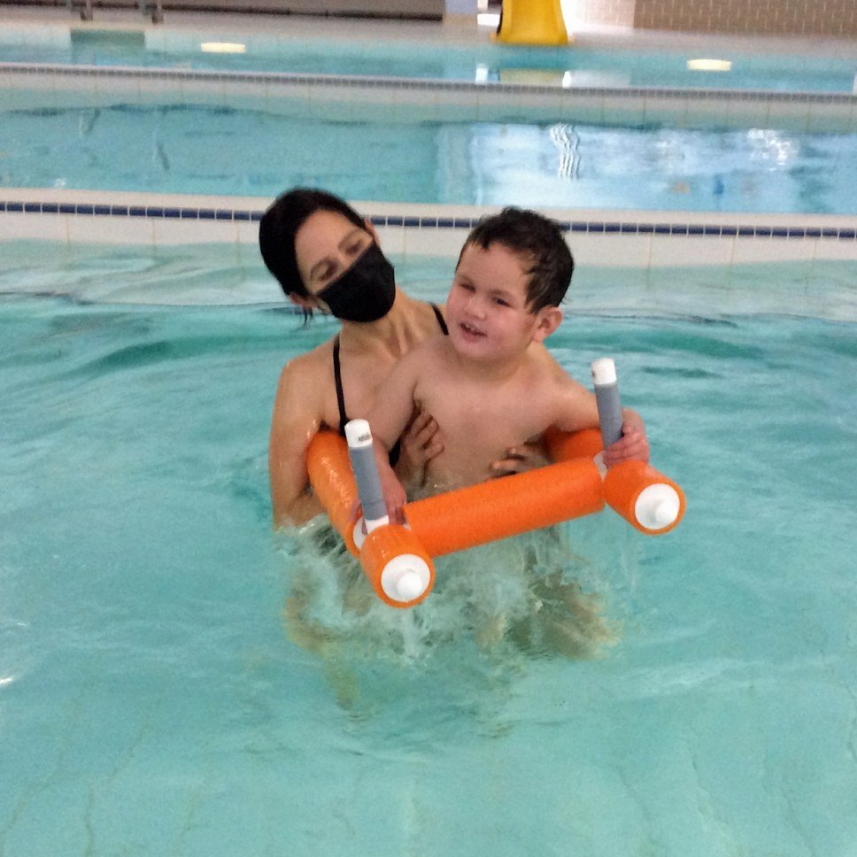 Noodle support for pool