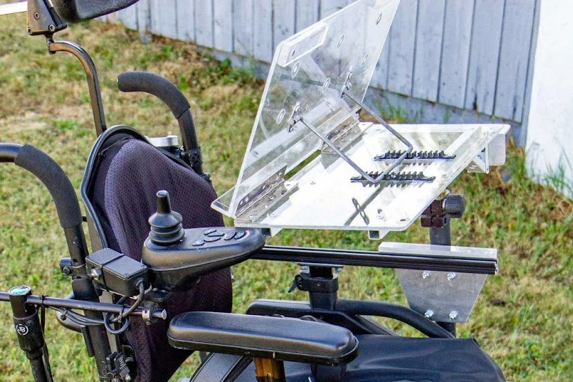 Collapsible wheelchair tray