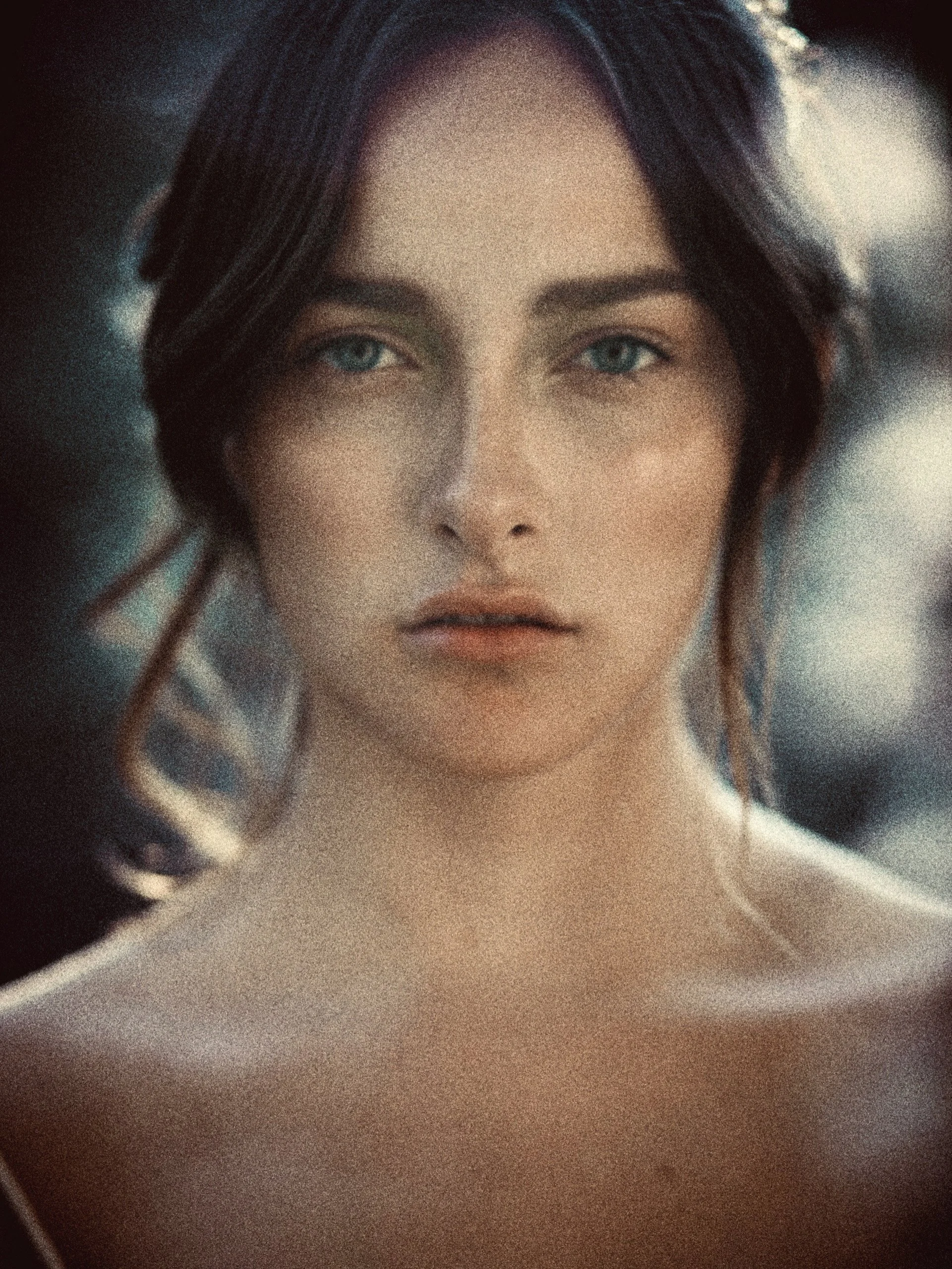 Retrato de una mujer con cabello oscuro y ojos azules, con expresión neutral.