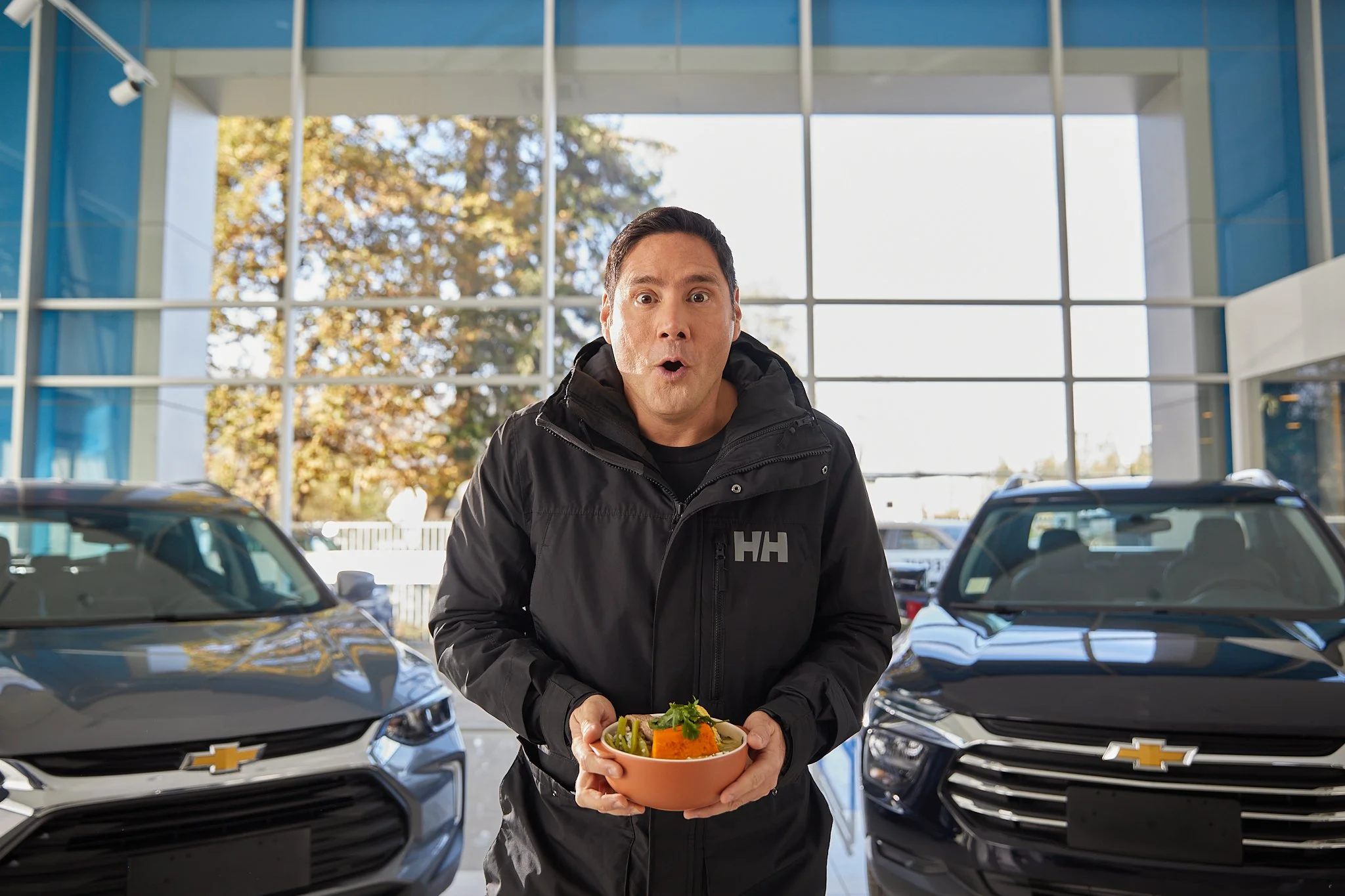 Hombre en un concesionario de autos entregando un plato de comida