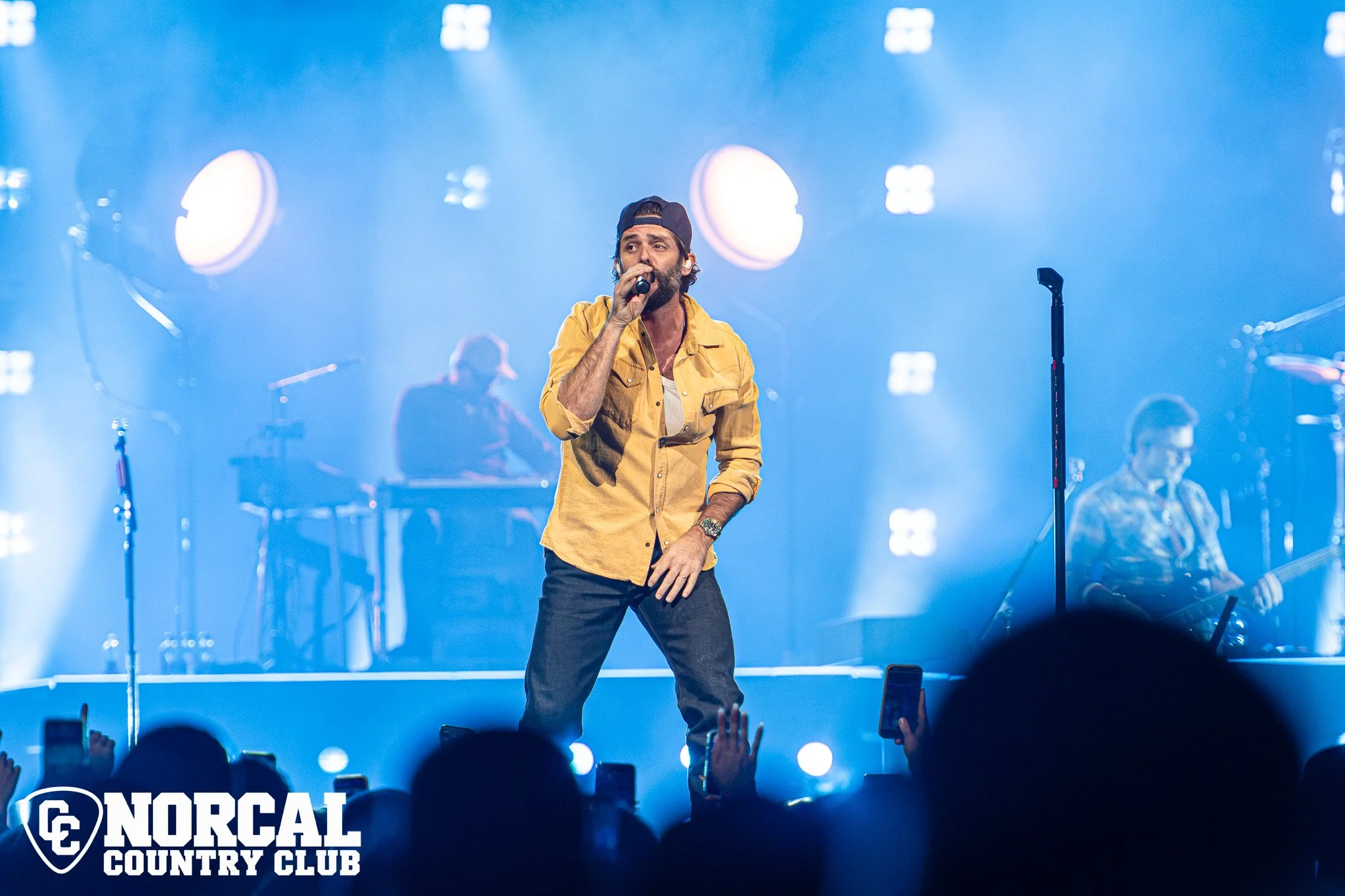 Thomas Rhett performing at Golden 1 Center in Sacramento, photographed by Aileen Savage