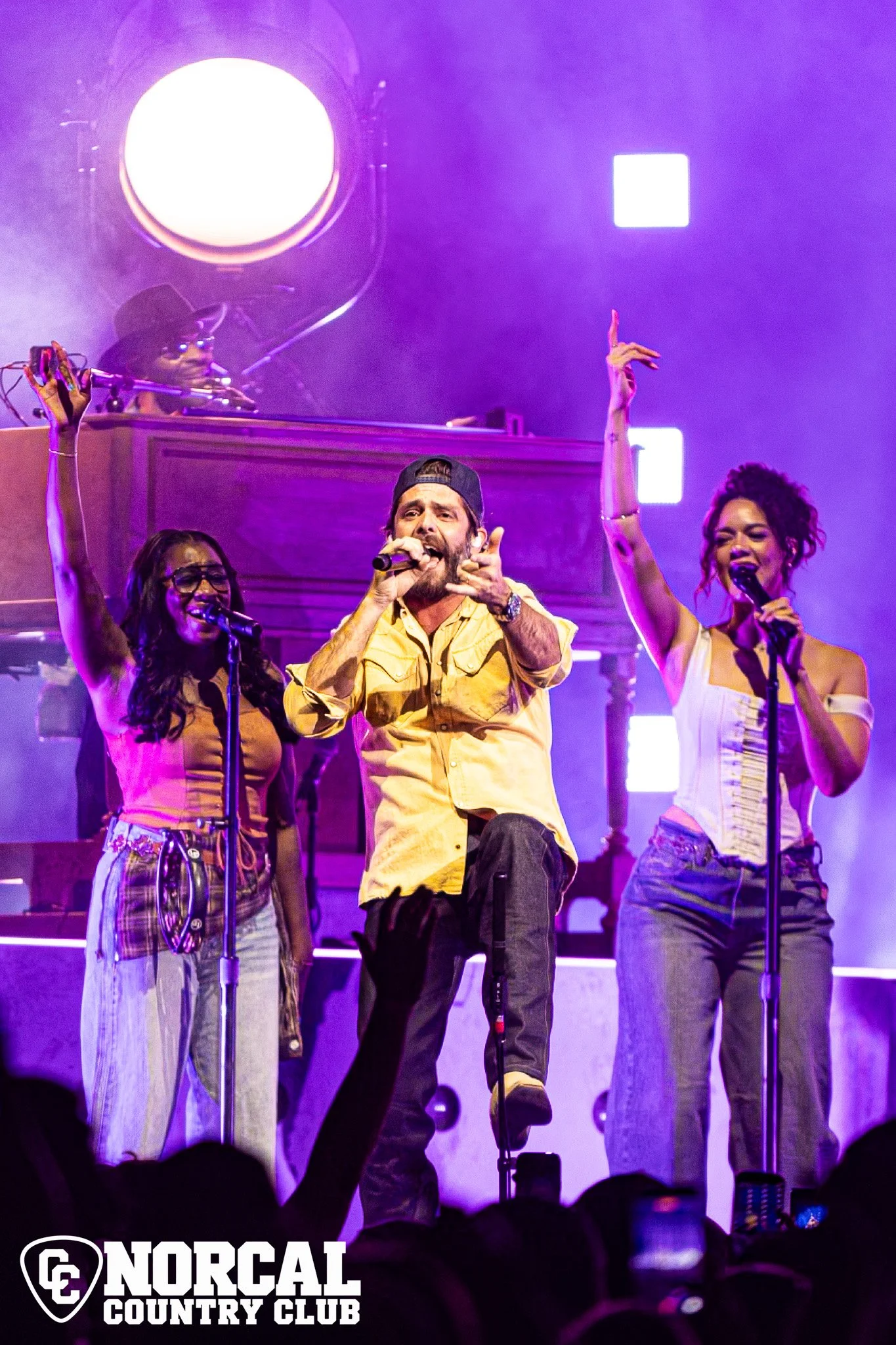 Thomas Rhett performing at Golden 1 Center, photographed by Aileen Savage