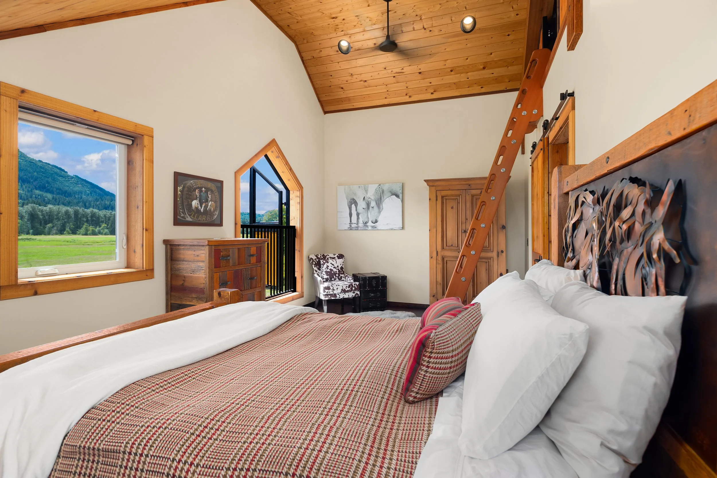 BROOKS CREEK - Loft Clubhouse (10).jpg