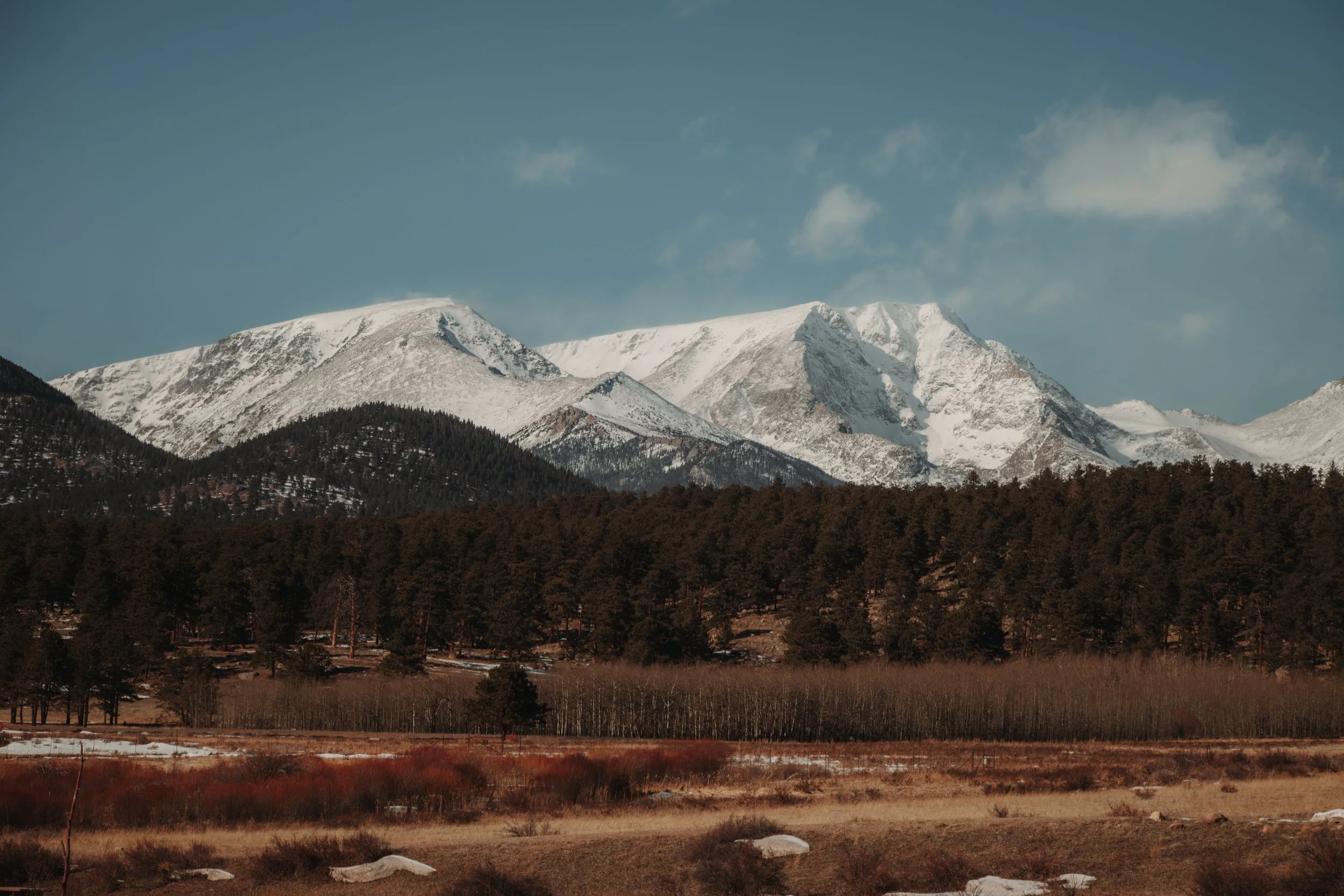 Snow-covered Colorado mountains representing online therapy throughout Colorado