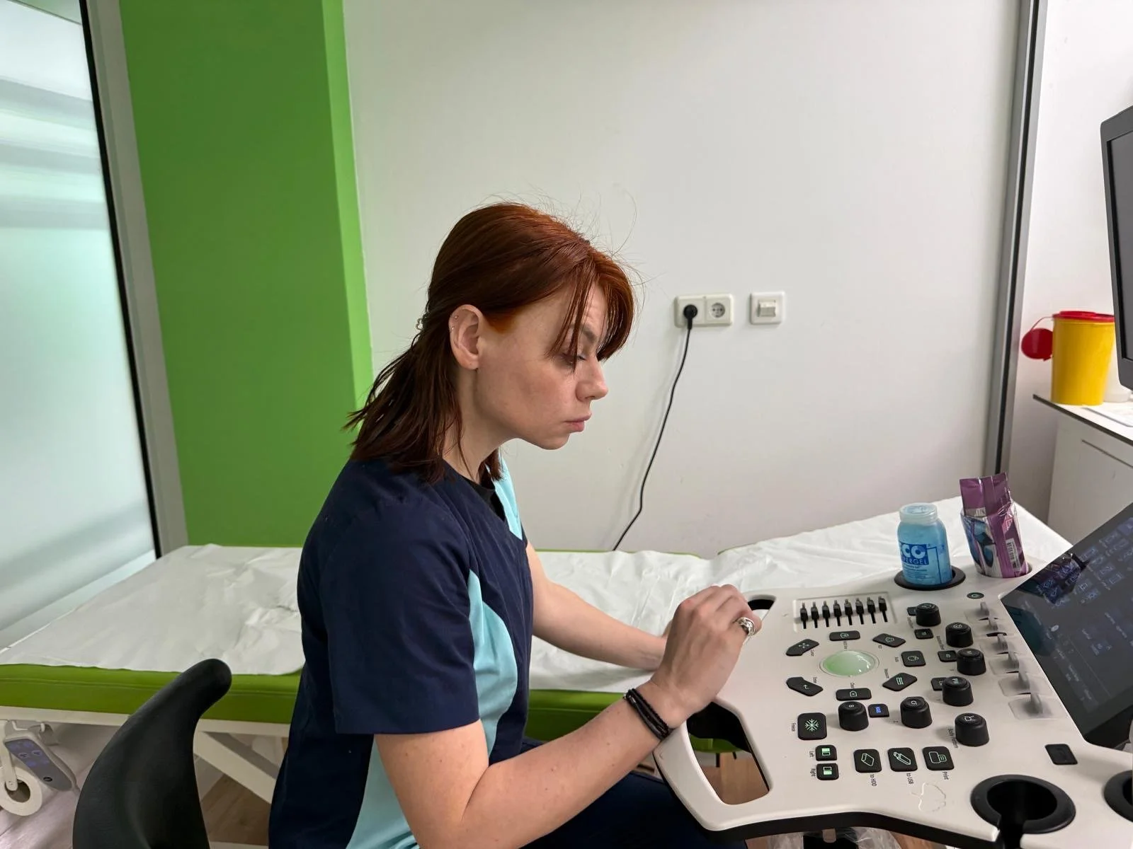 Frau bei einer Untersuchung mit einem Ultraschallgerät im Krankenhaus