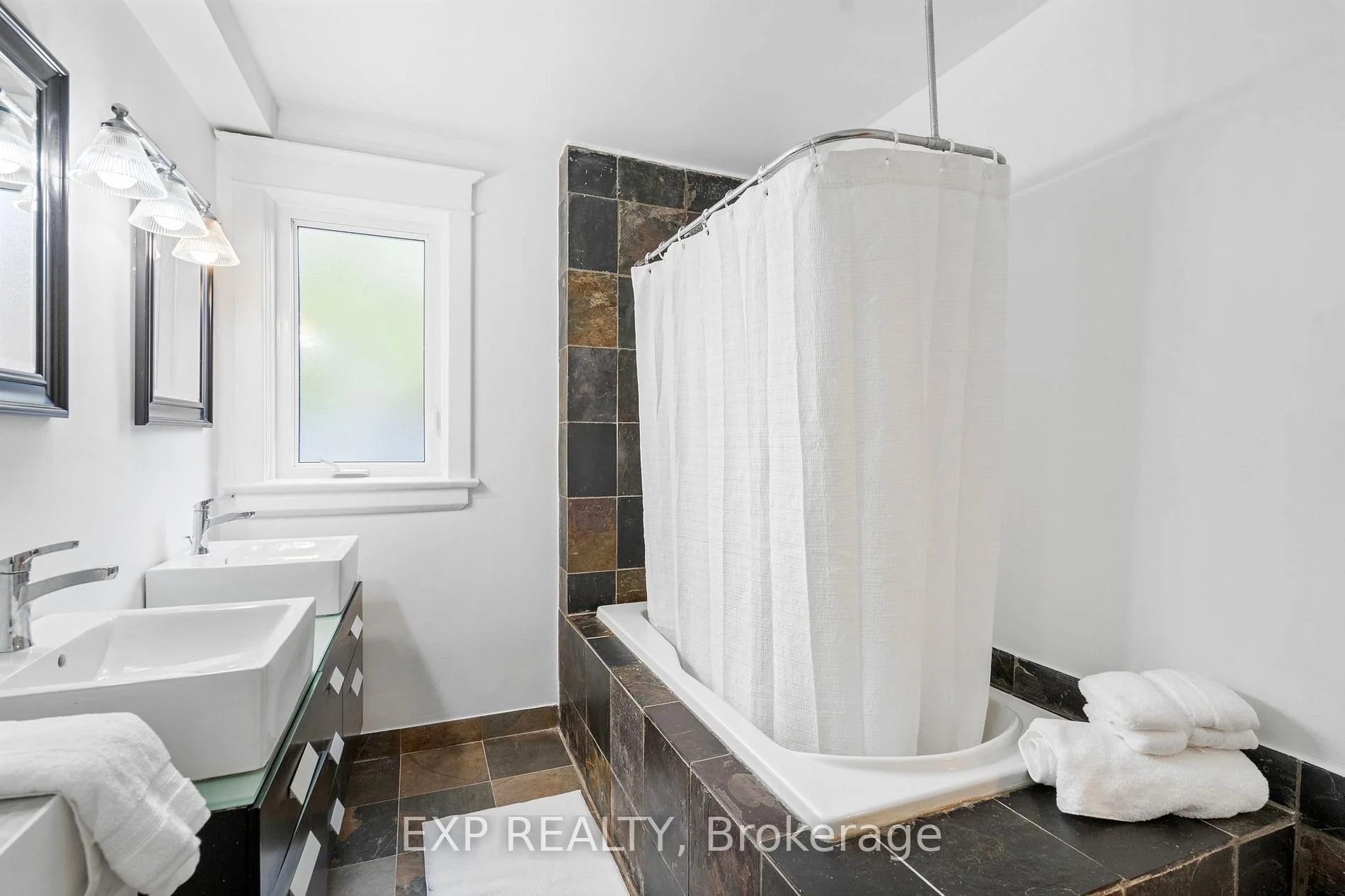 26 Glen Manor Dr 11.jpg