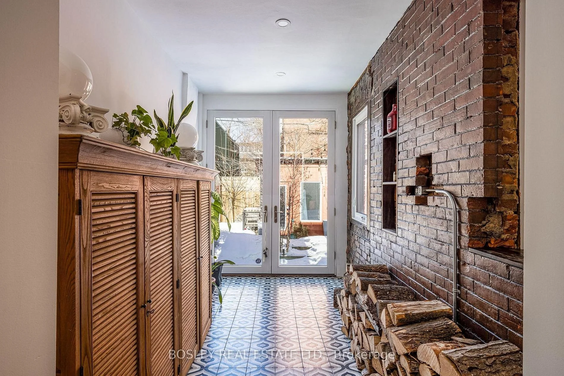 110 Grenadier Rd 8.jpg