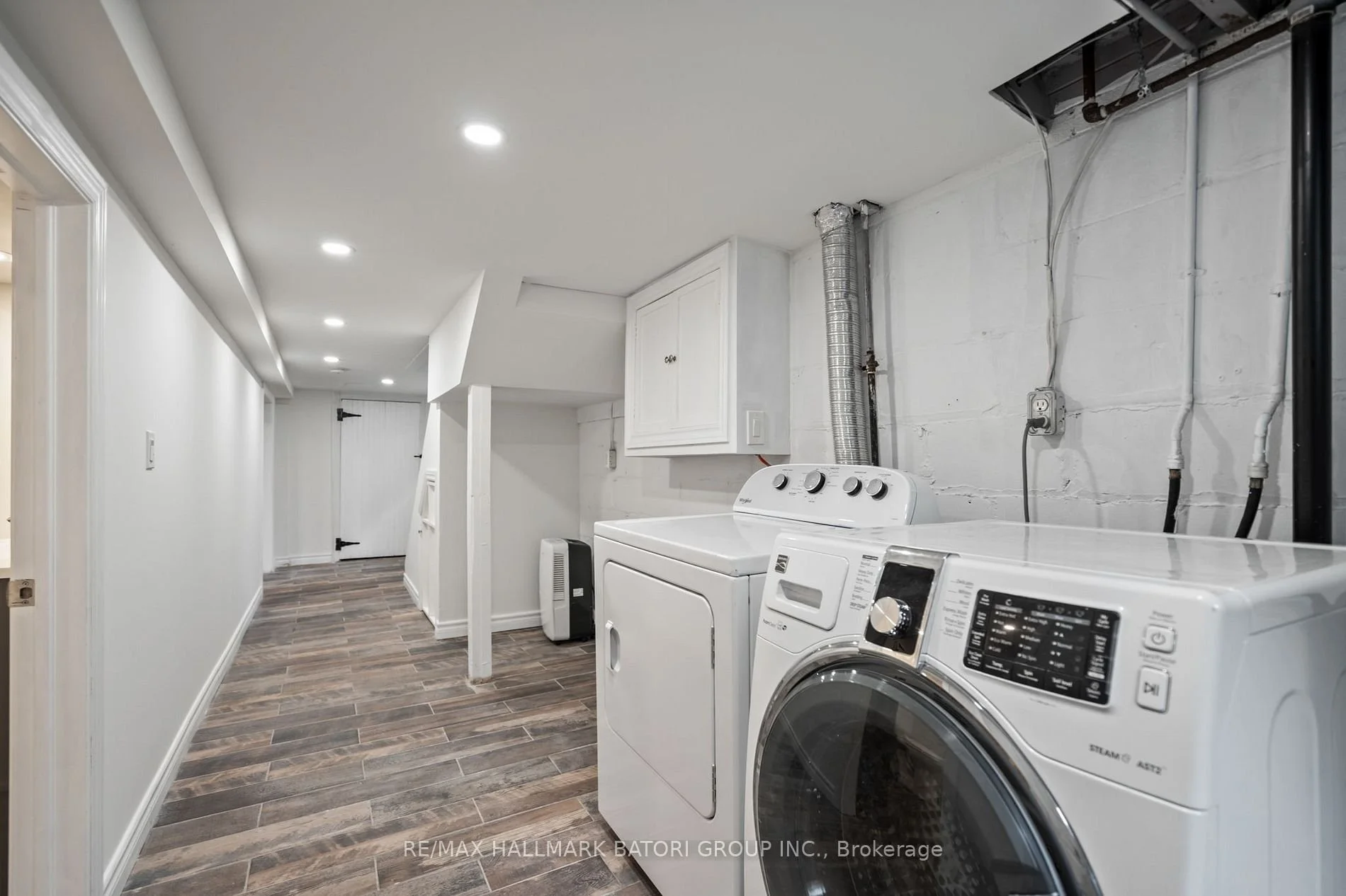 567 Roehampton Avenue 11.jpg