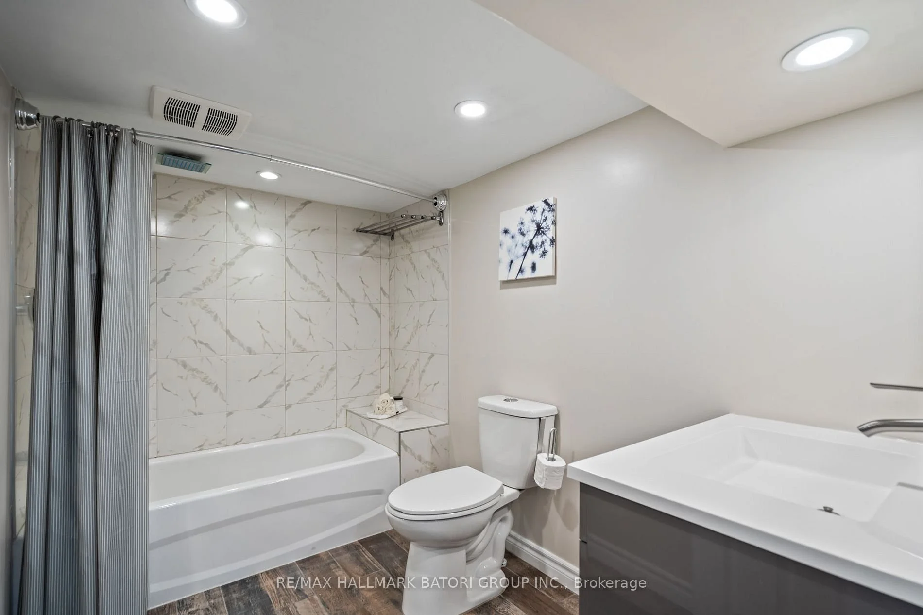 567 Roehampton Avenue 10.jpg