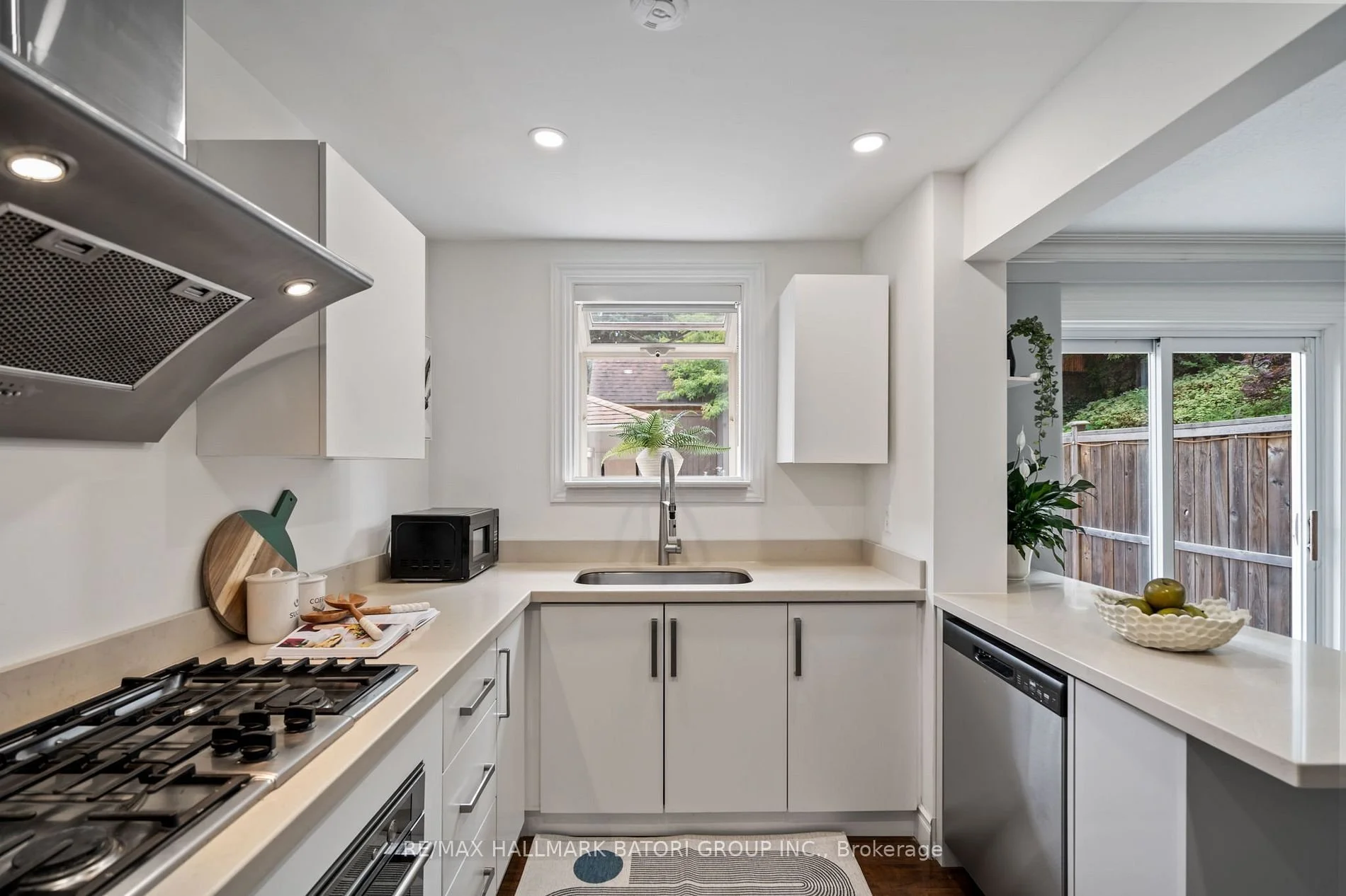 567 Roehampton Avenue 4.jpg