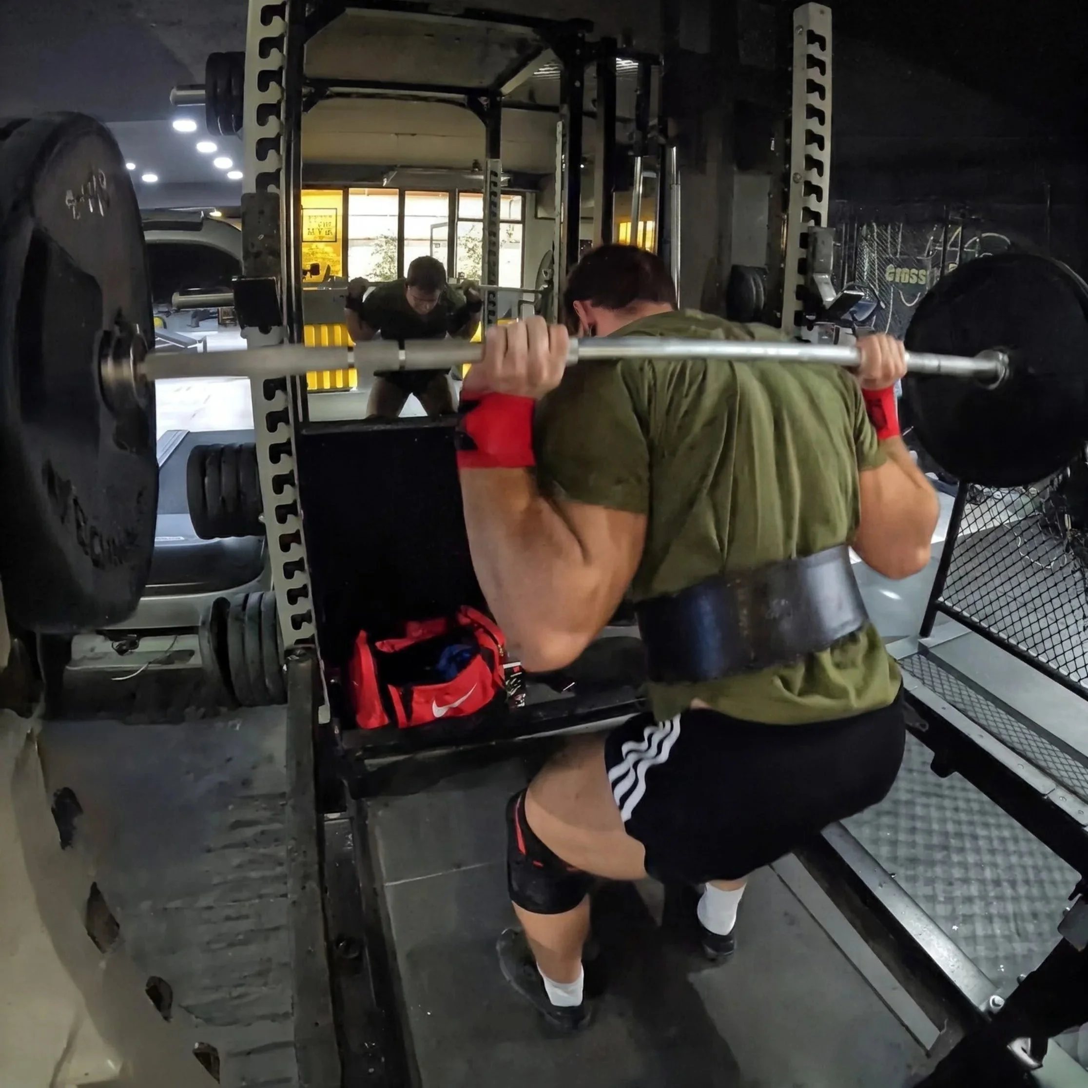 Un personal trainer mostra una foto di una sua sessione di allenamento di squat
