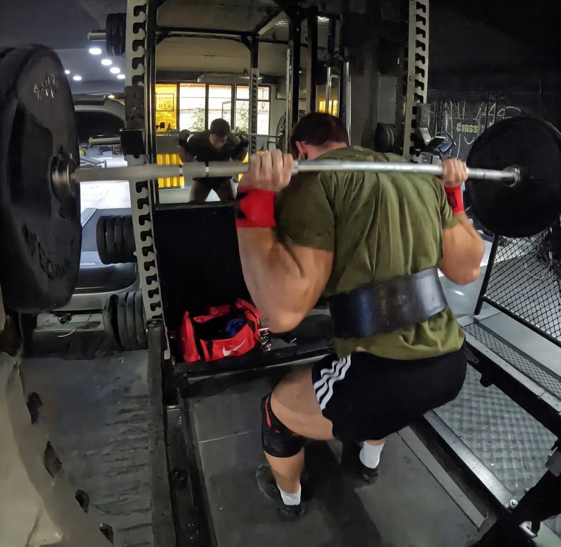 Un personal trainer mostra una foto di una sua sessione di allenamento di squat