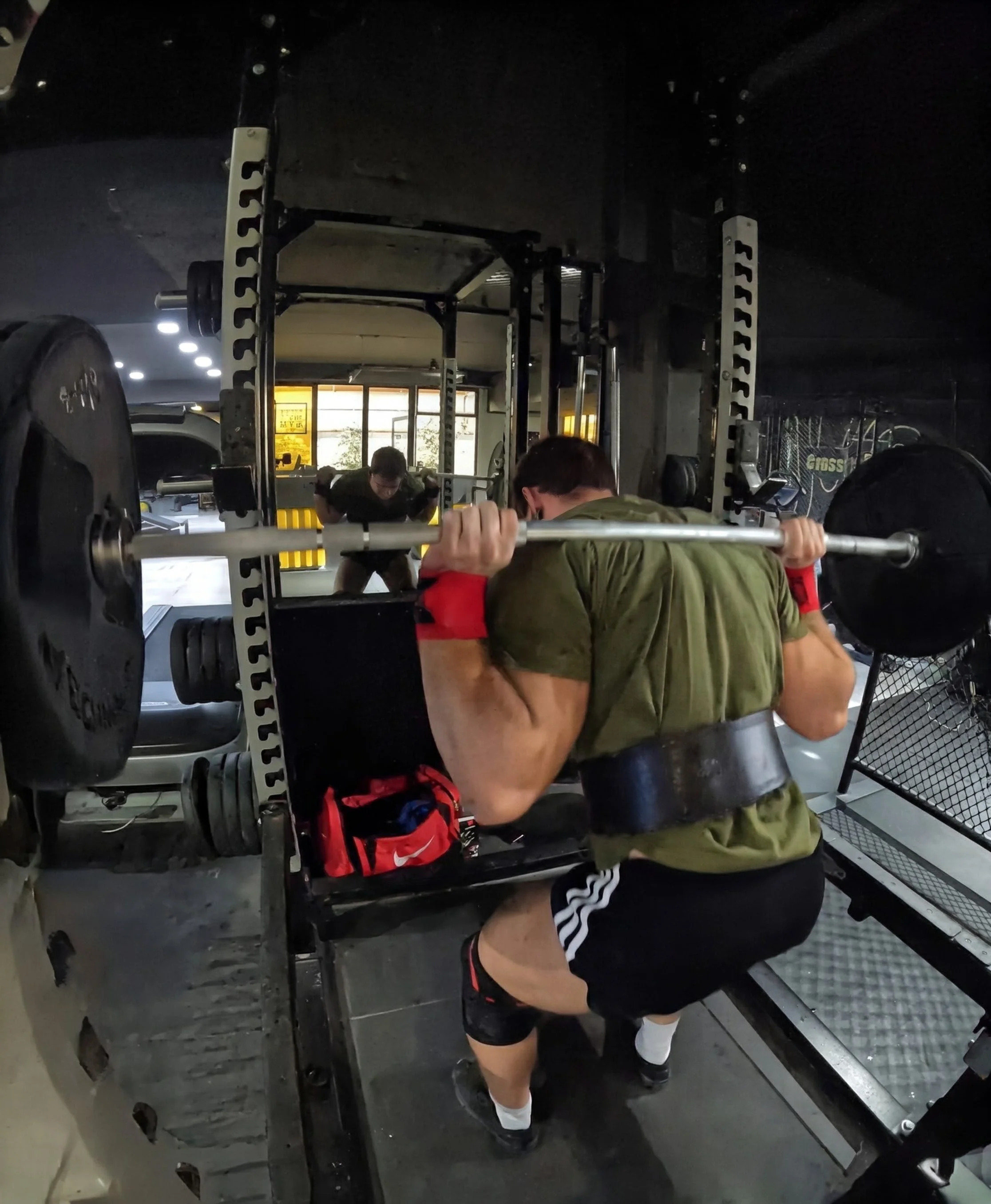 Un personal trainer mostra una foto di una sua sessione di allenamento di squat