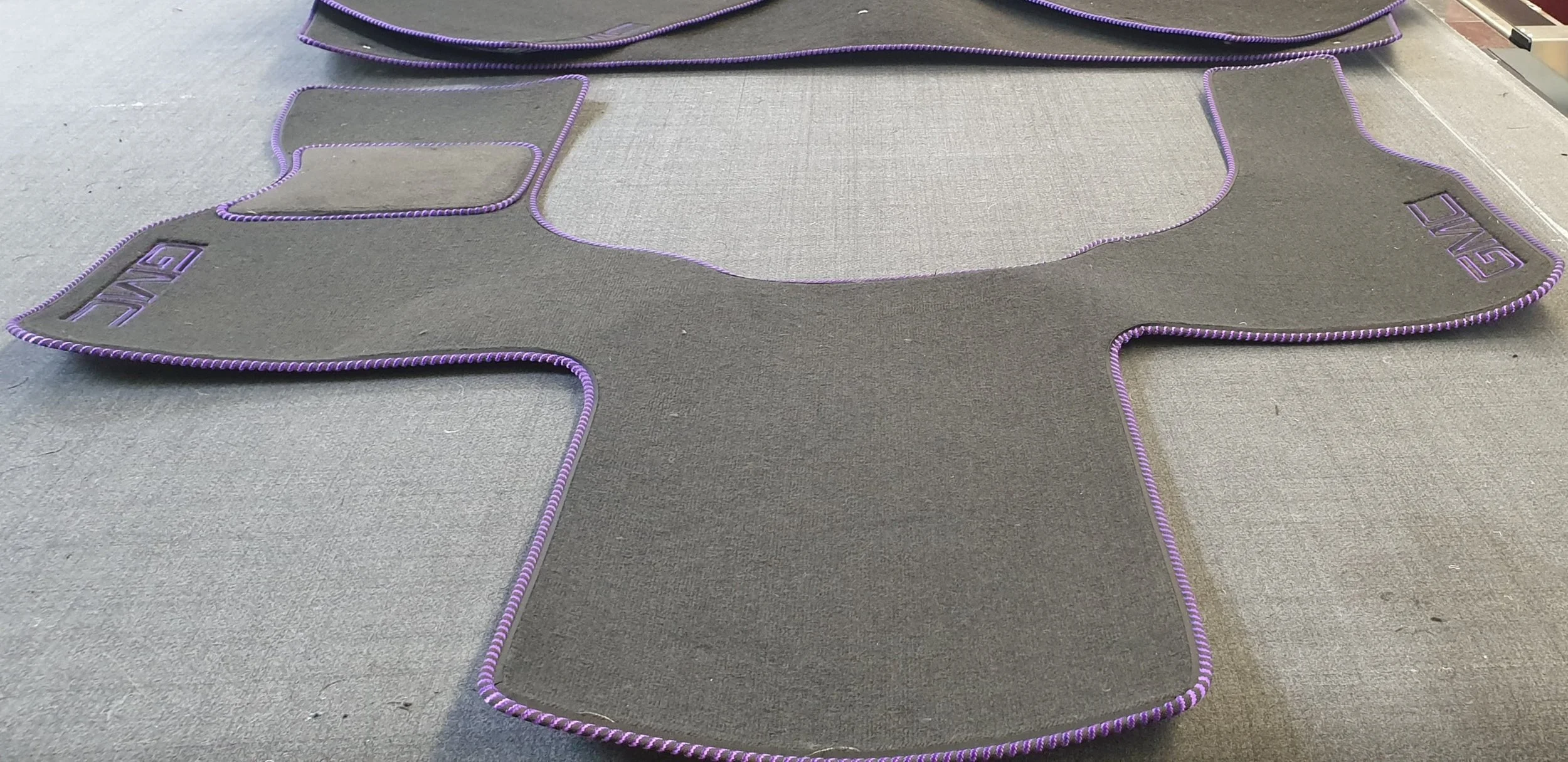 Chevrolet Astro/GMC Safari Front Footwell Mat full peice