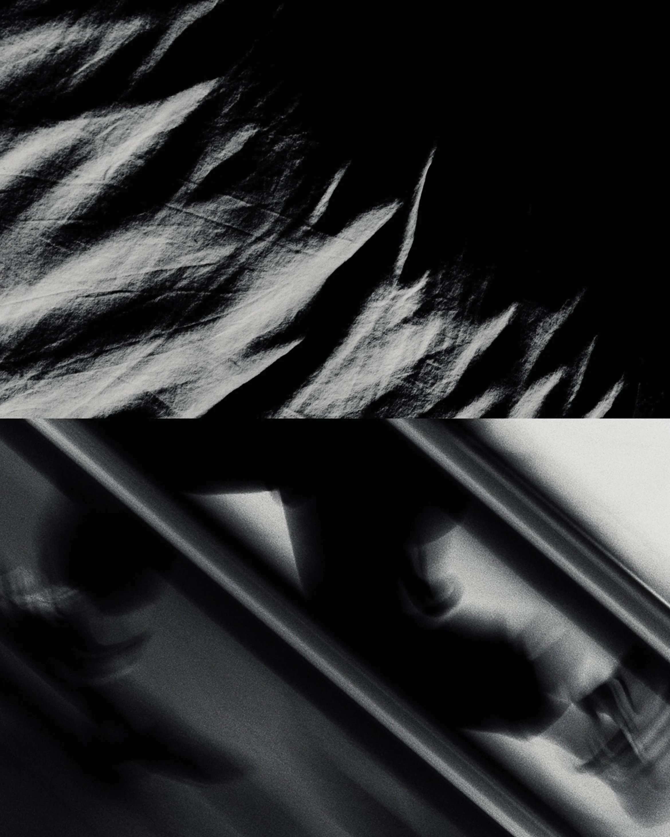 Schwarz-weiß Bild mit abstraktem Muster, das aus diagonalen Linien und Texturen besteht.