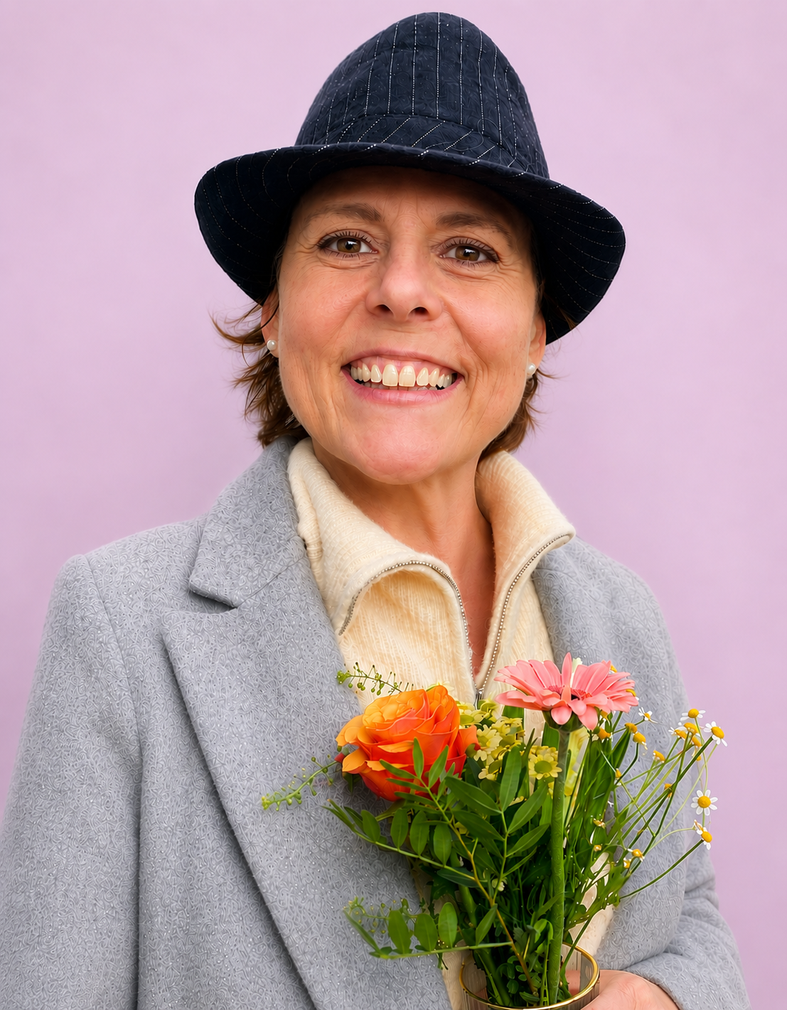Portrait Jennifer Smits mit Blumen