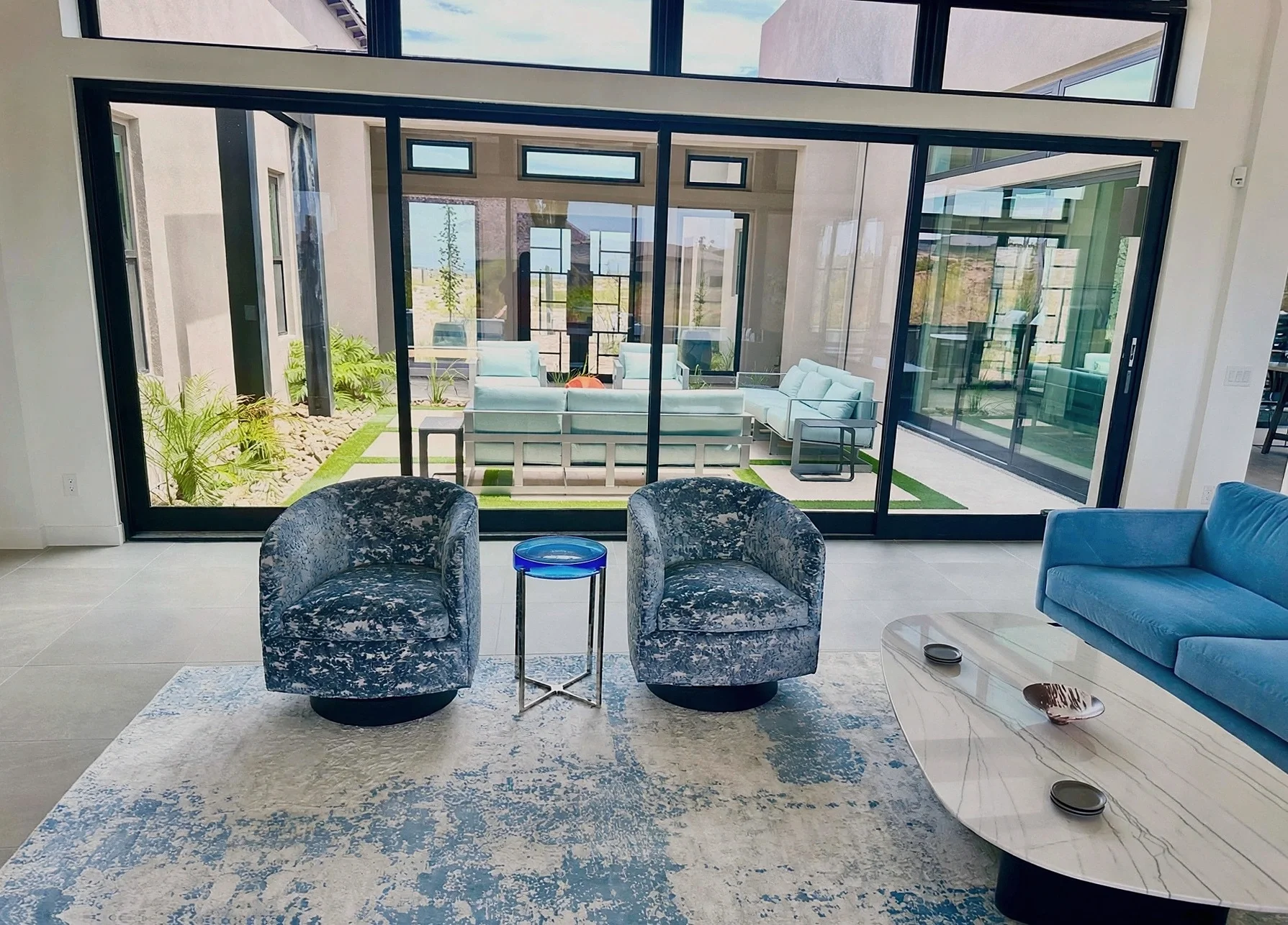 sereno-canyon-north-scottsdale-living-room-courtyard-view.webp