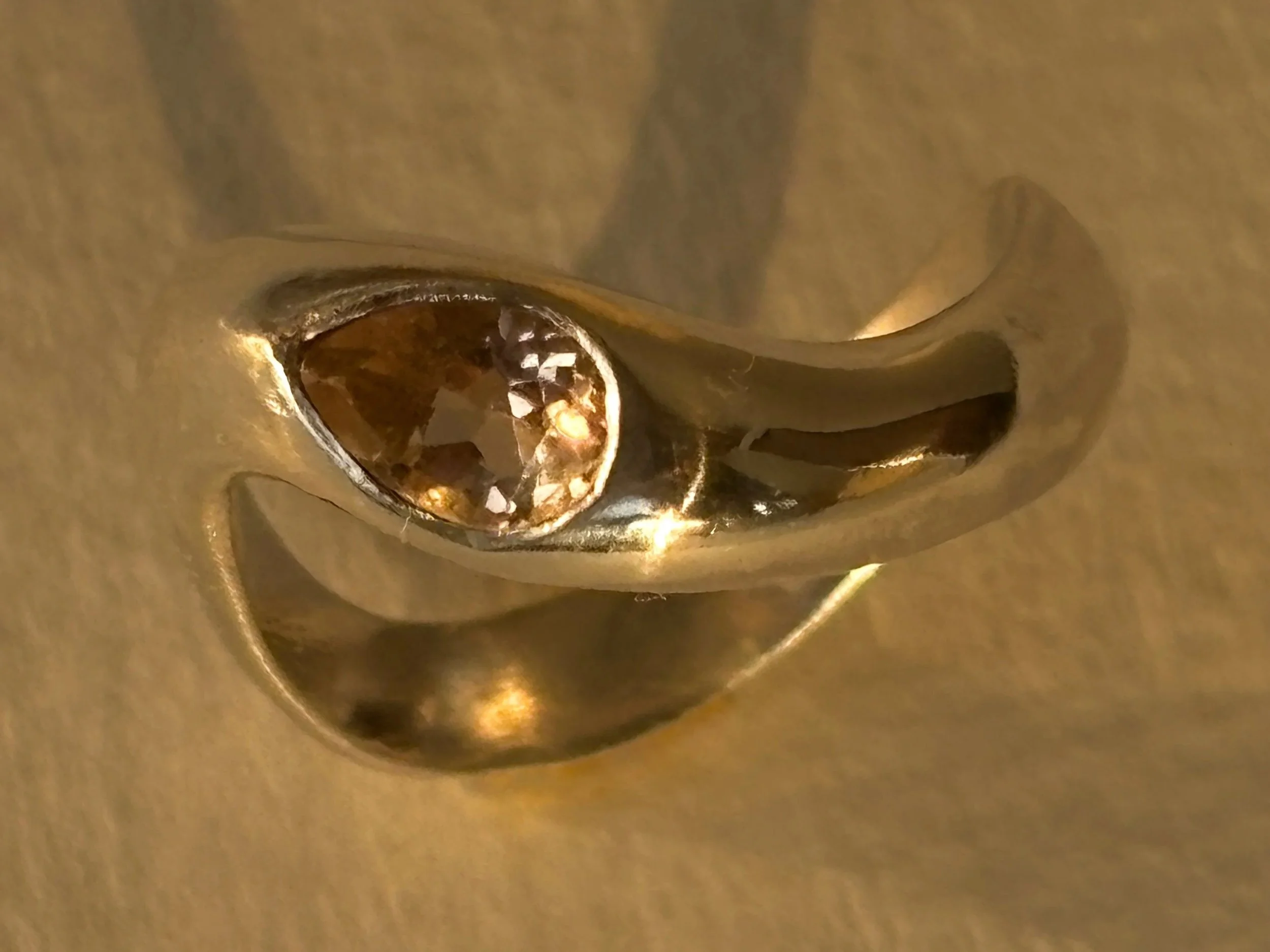 photo de la bague trencadis à l'heure dorée. Elle brille à la lumière. Ses reflets sont aussi dorés qu'argentés. le bijou parfait des vacances d'été.