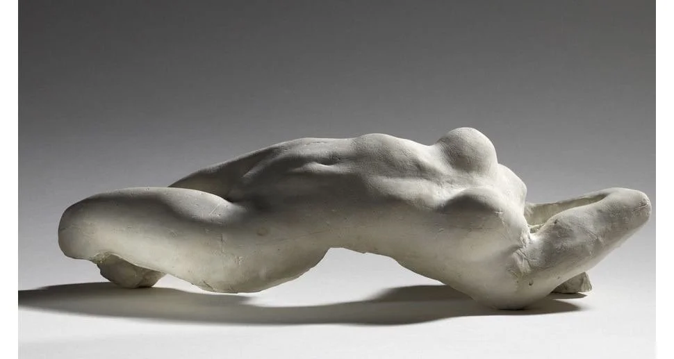Sculpture en forme de corps en argile ou en plâtre, appuyée sur une surface plane. Un corps en torsion, sensuel. Auguste Rodin.