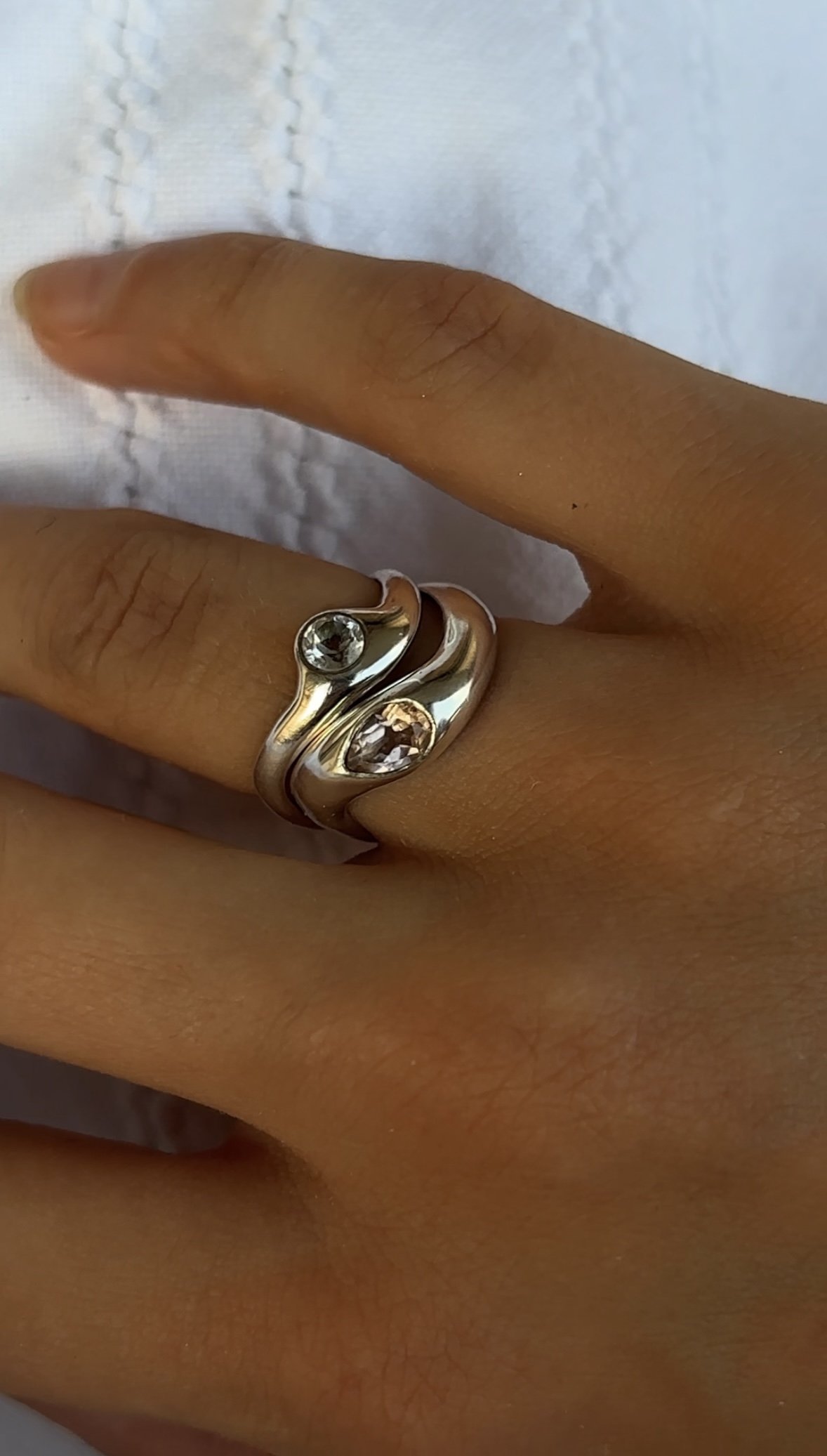 Stacking de bagues en argent 925. Leurs formes organiques s'assemblent et se composent.
