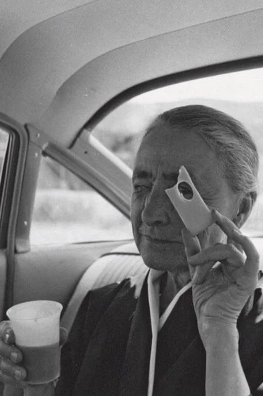 Georgia O'Keeffe, photographie artistique, univers féminin et décalé, en noir et blanc.