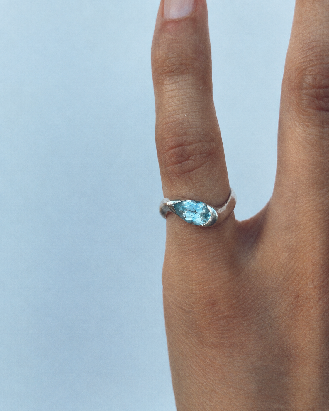 Bague sertie d'une topaze bleue en argent 925.png