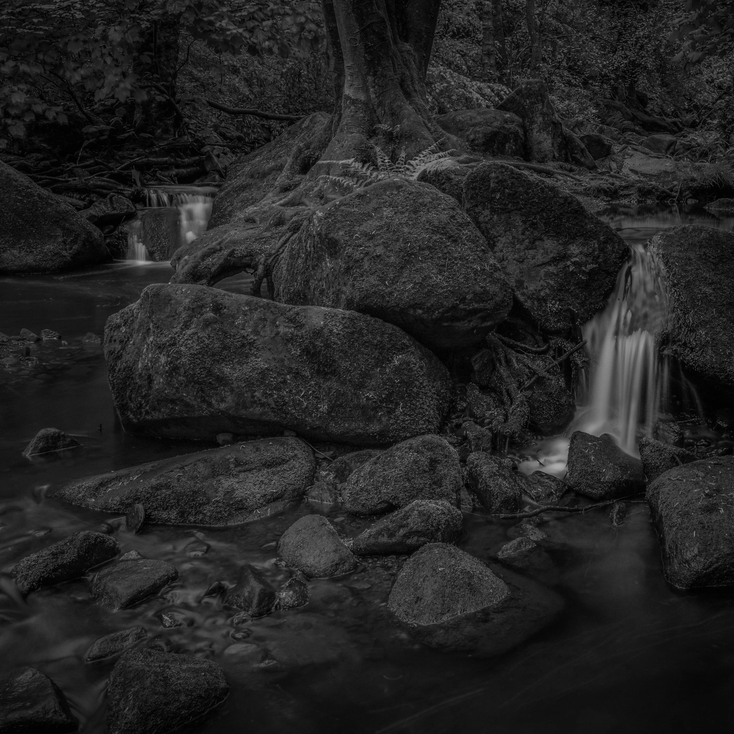 Stenar och vatten i Padley Gorge