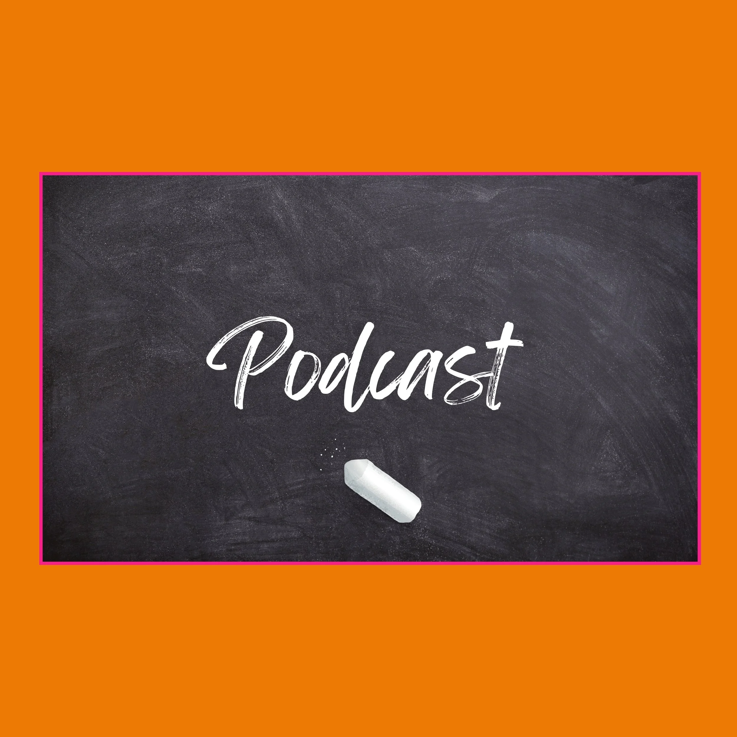 Scritta "Podcast" su una lavagna con un gesso.