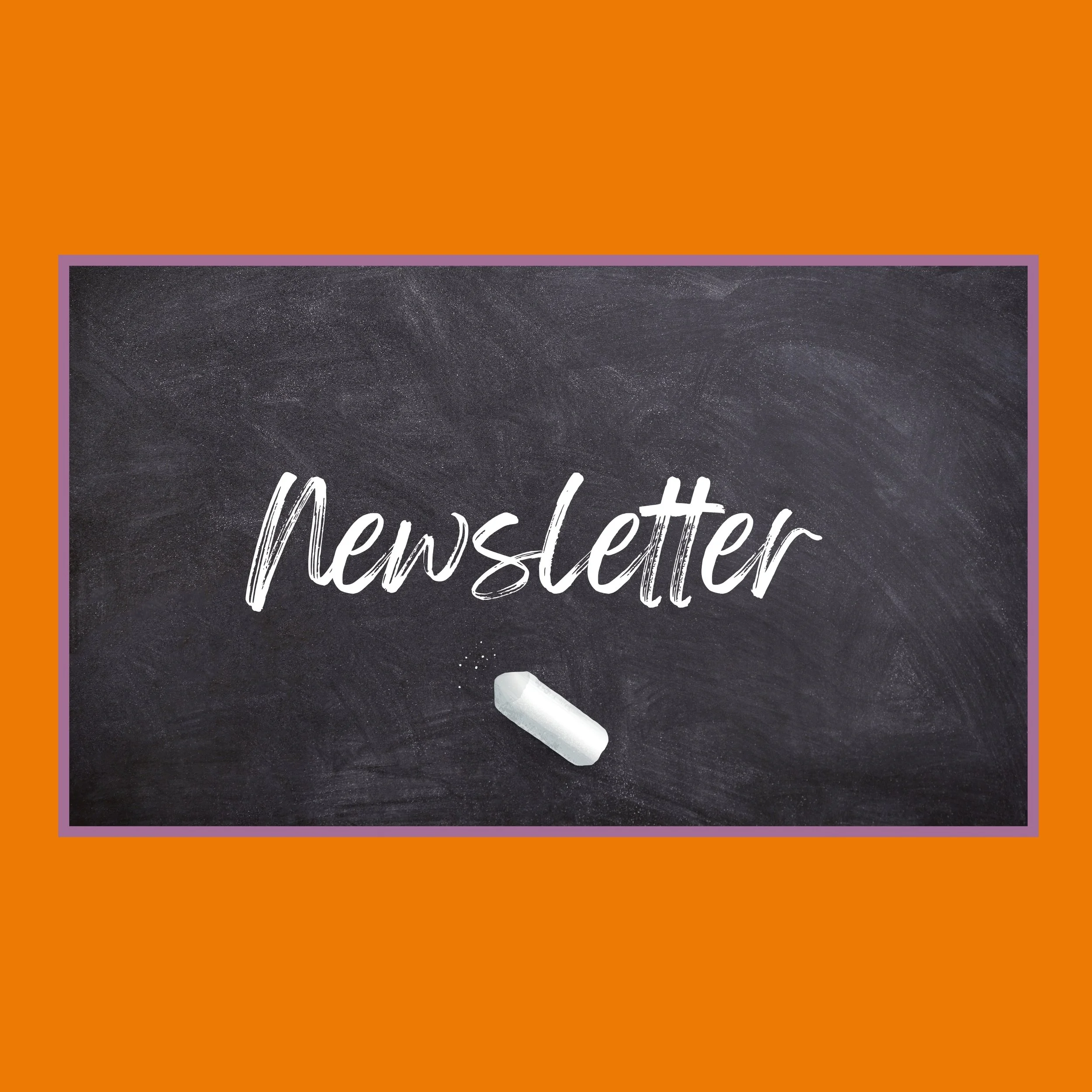 Testo "Newsletter" scritto su una lavagna con un gesso bianco su sfondo arancione.