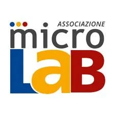 Logo dell'Associazione MicroLab con scritte colorate in grigio, blu, giallo e rosso.