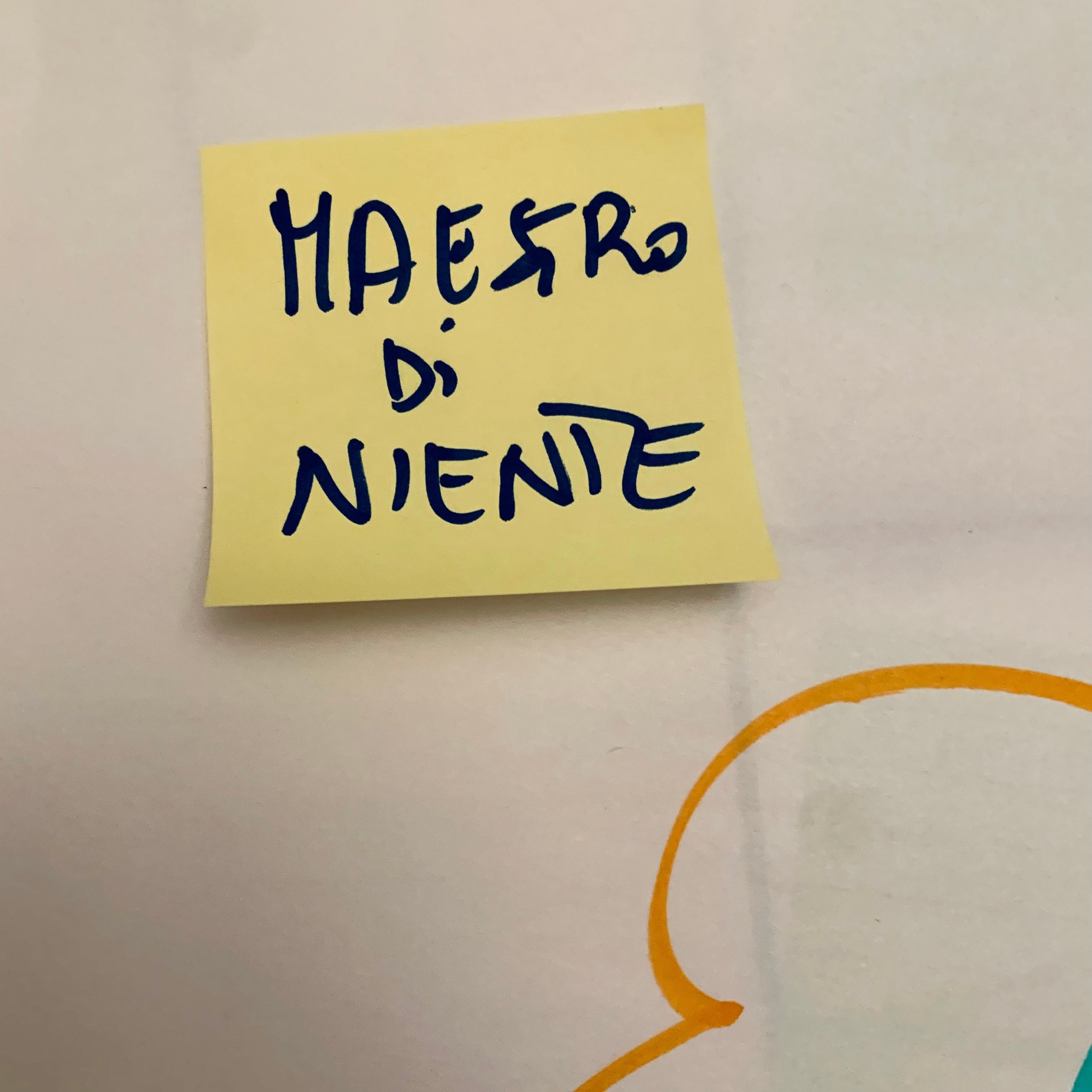 Nota adesiva con la scritta "Maestro di niente" in blu su sfondo giallo.