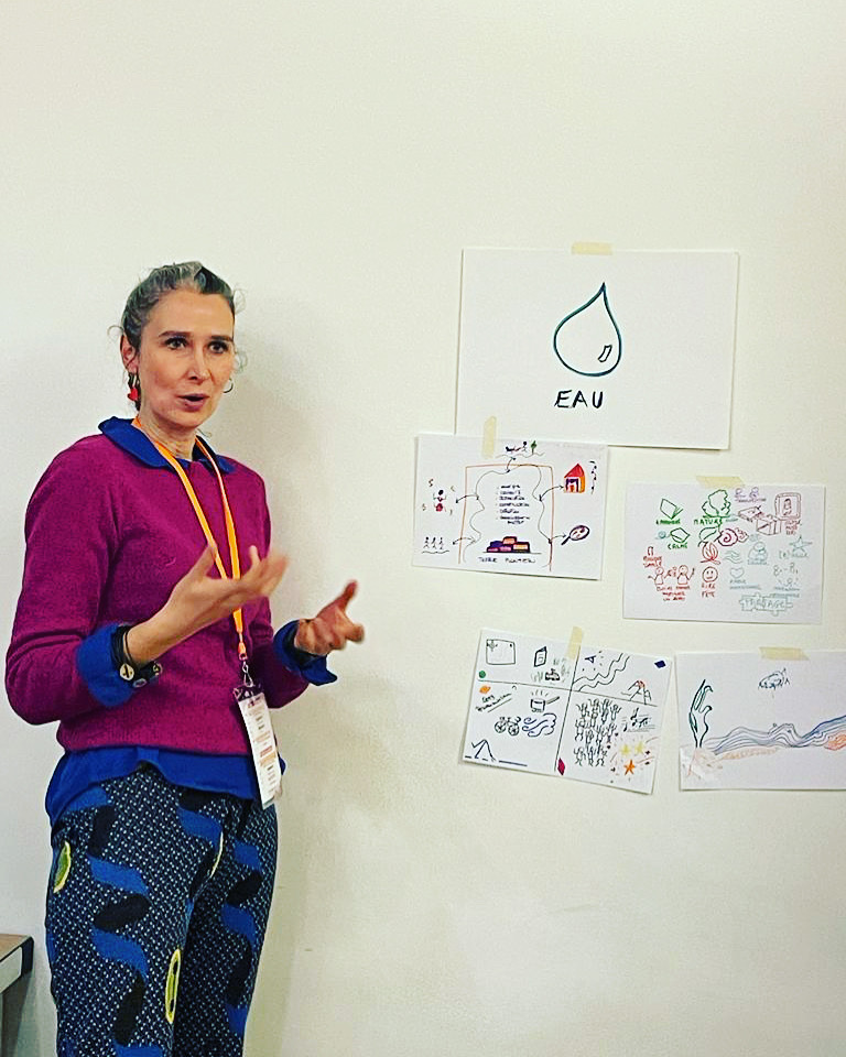 Giulia Alessandri | Coach evolutivo fotografata all'evento di creatività di Parigi, dove spiega il significato di alcuni disegni
