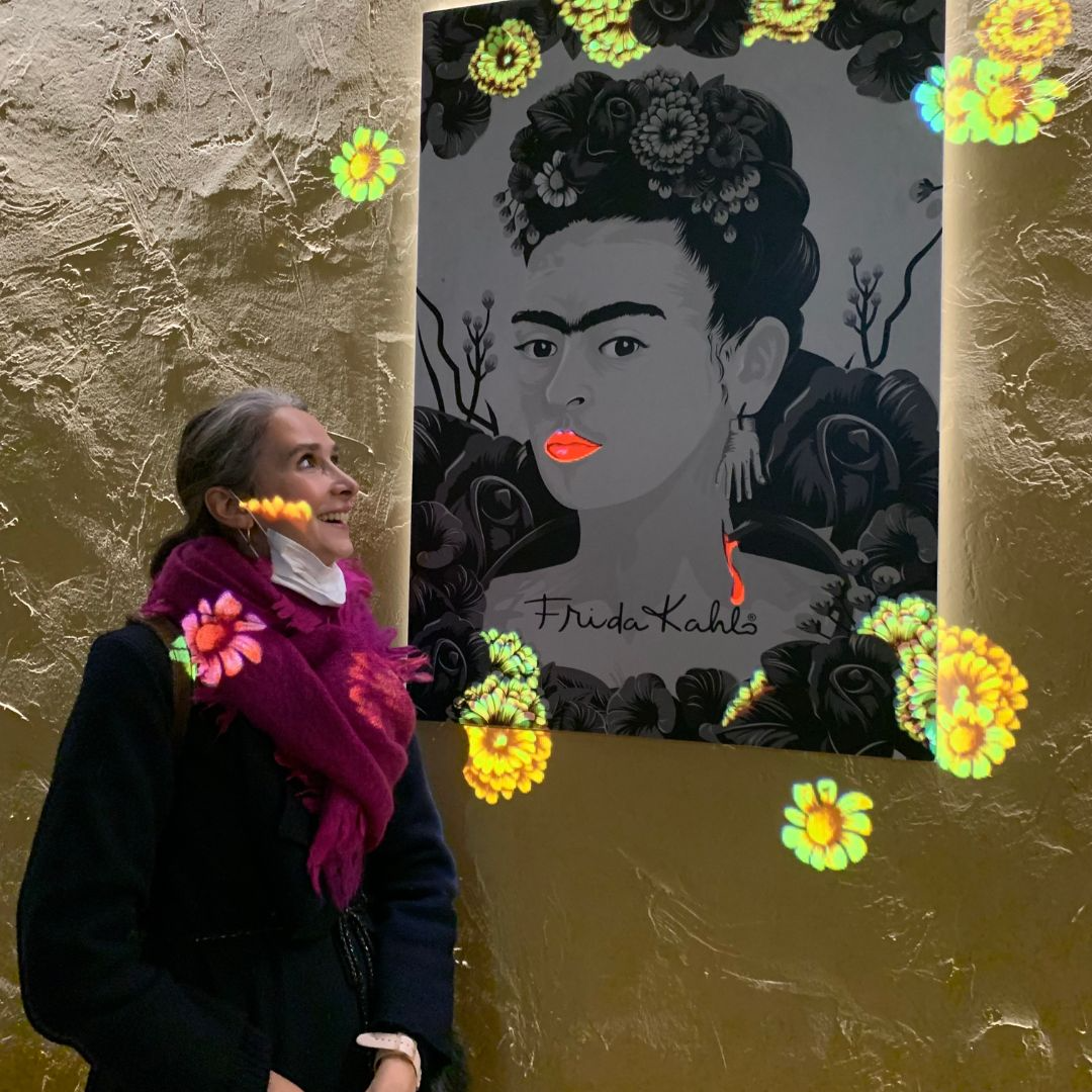 Giulia Alessandri | Coach evolutivo fotografata di fronte all'immagine di Frida Kahlo, esempio di donna creativa