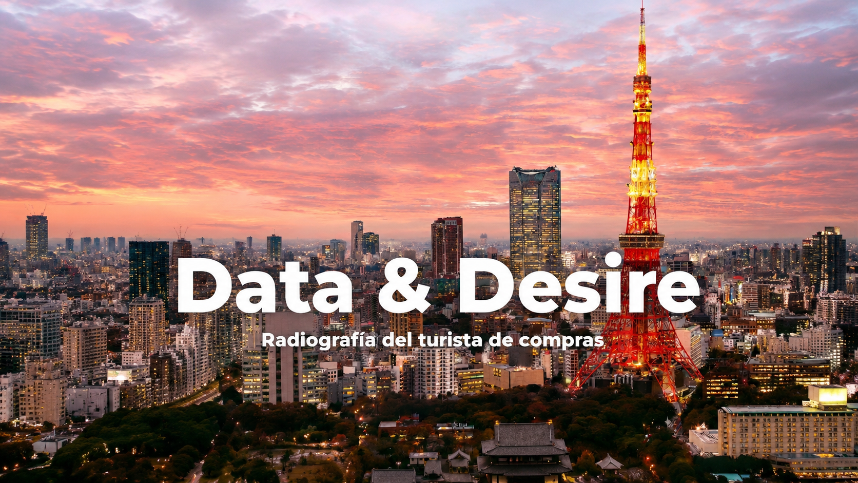 Vista del skyline de Tokio al atardecer, con la Torre de Tokio iluminada en rojo y fondo de nubes rosas y anaranjadas.