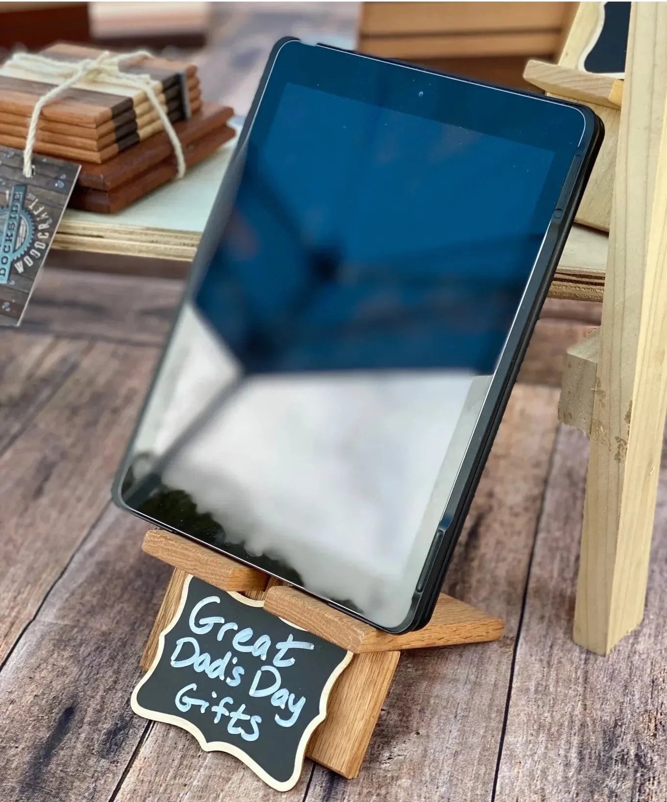 Tablet stand in oak wood.