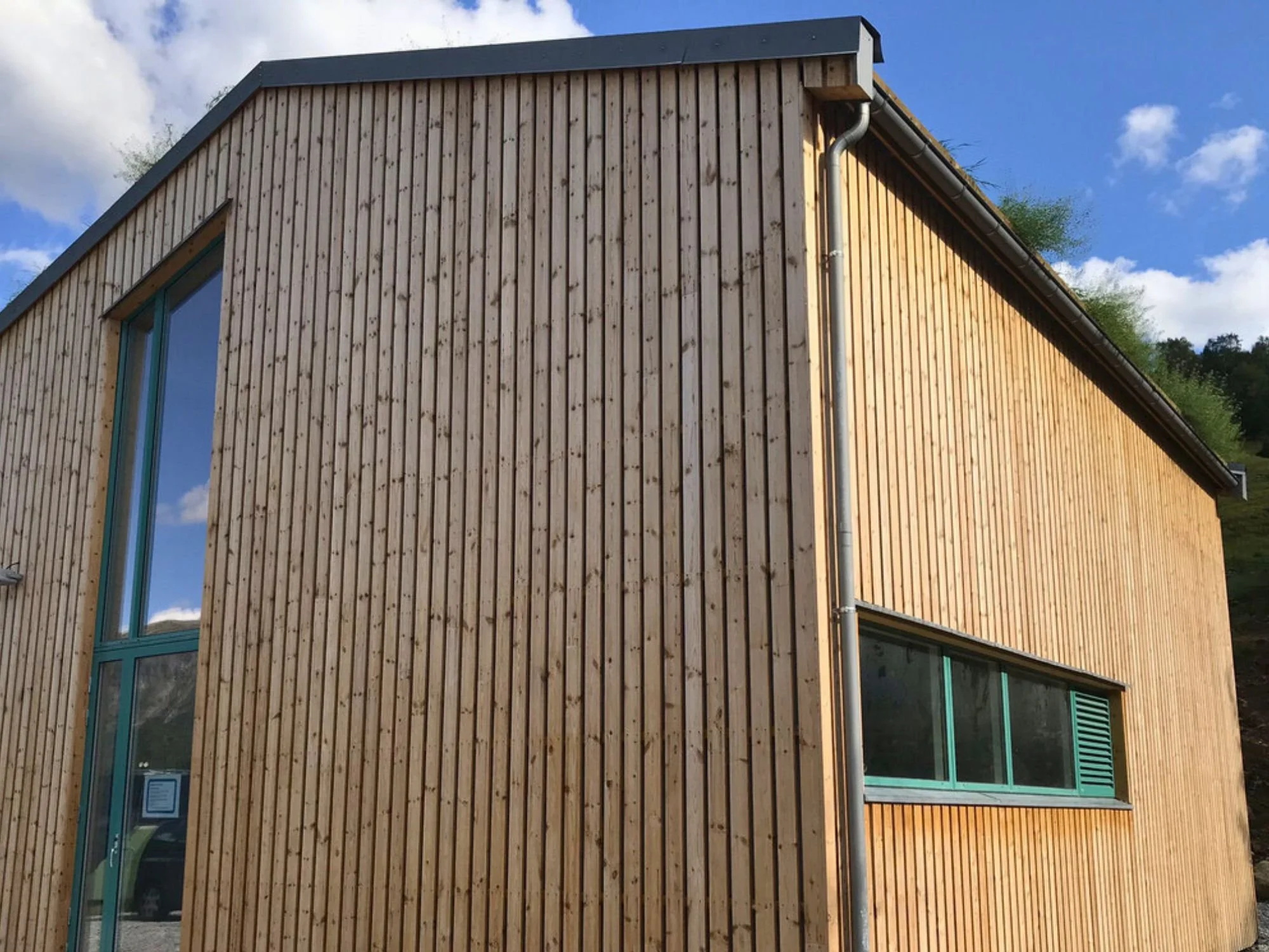 Modern Nordbadstu timber sauna with dark cladding