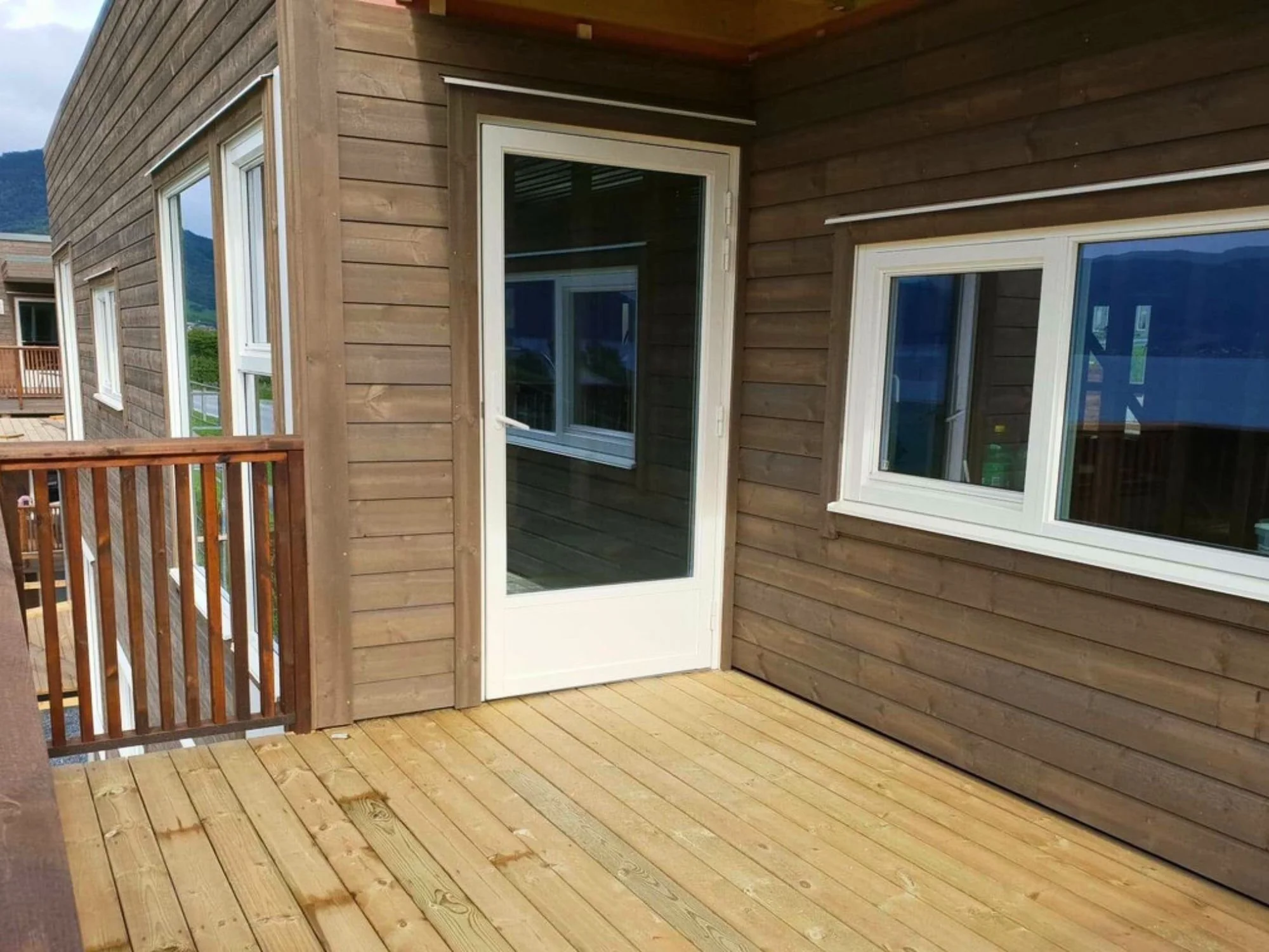 Timber terrace with fjord view at a Nordbadstu installation