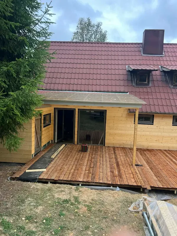 Karkasinė pirtis ir vasarnamis „iki rakto": kodėl du statiniai viename projekte pigiau?