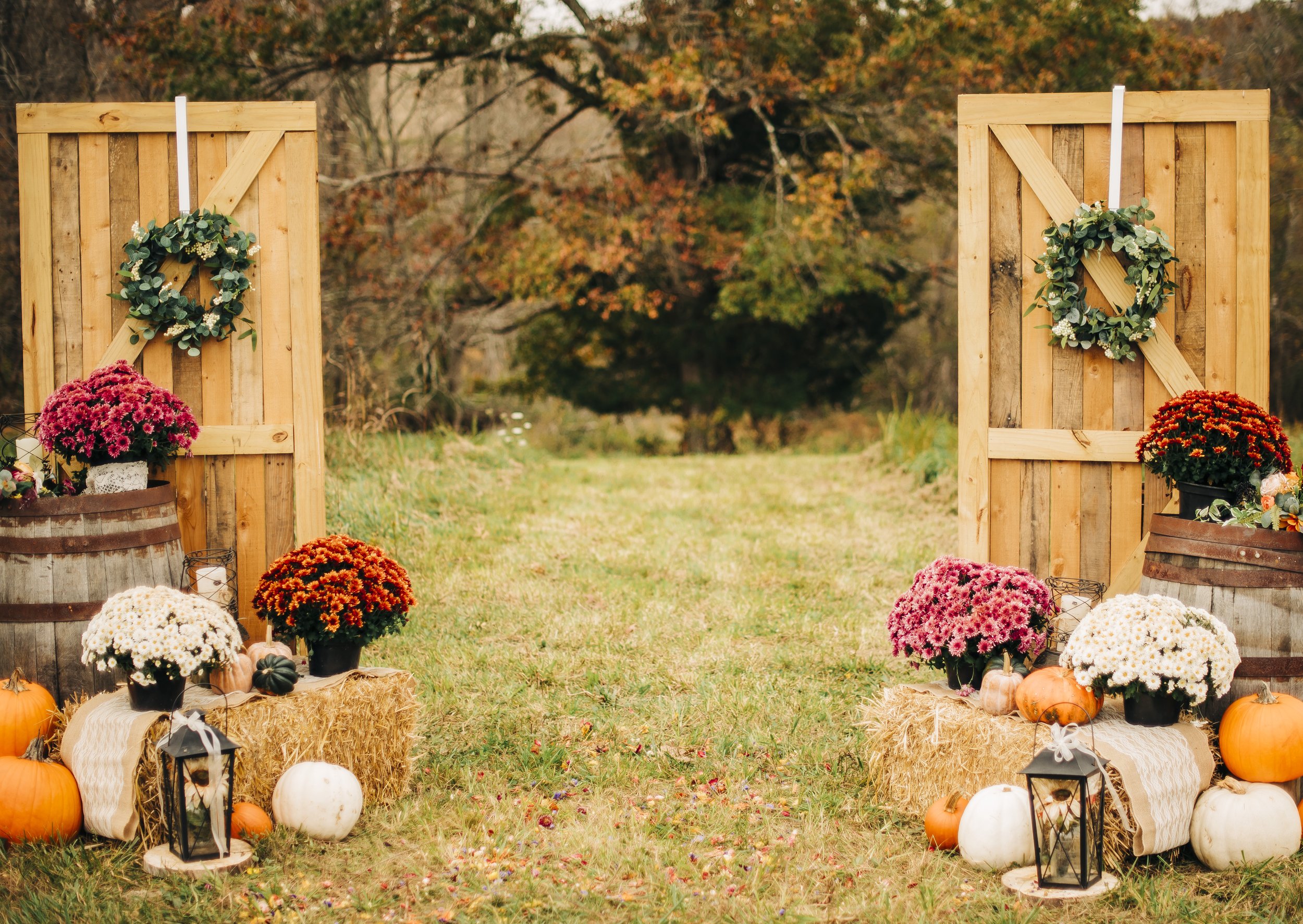 barn-door-wedding-aisle.jpg