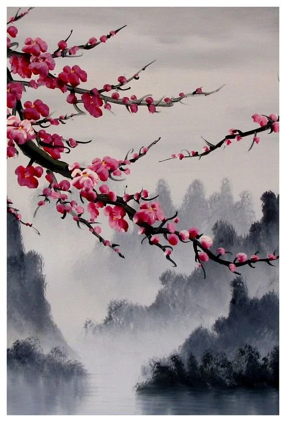 Ramificazione di un albero di fiori rosa in primo piano, con sfondo di montagne e acqua in stile pittura tradizionale cinese.