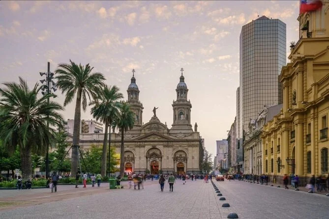 Plaza de Armas de Santiago de Chile a pocos pasos de uno de los departamentos.