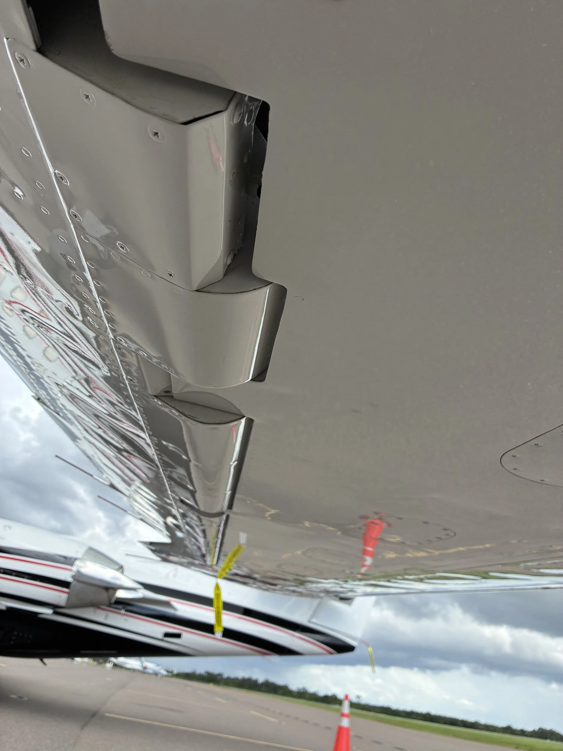 citation-ii-wing-underside-flap-tracks-2.jpg