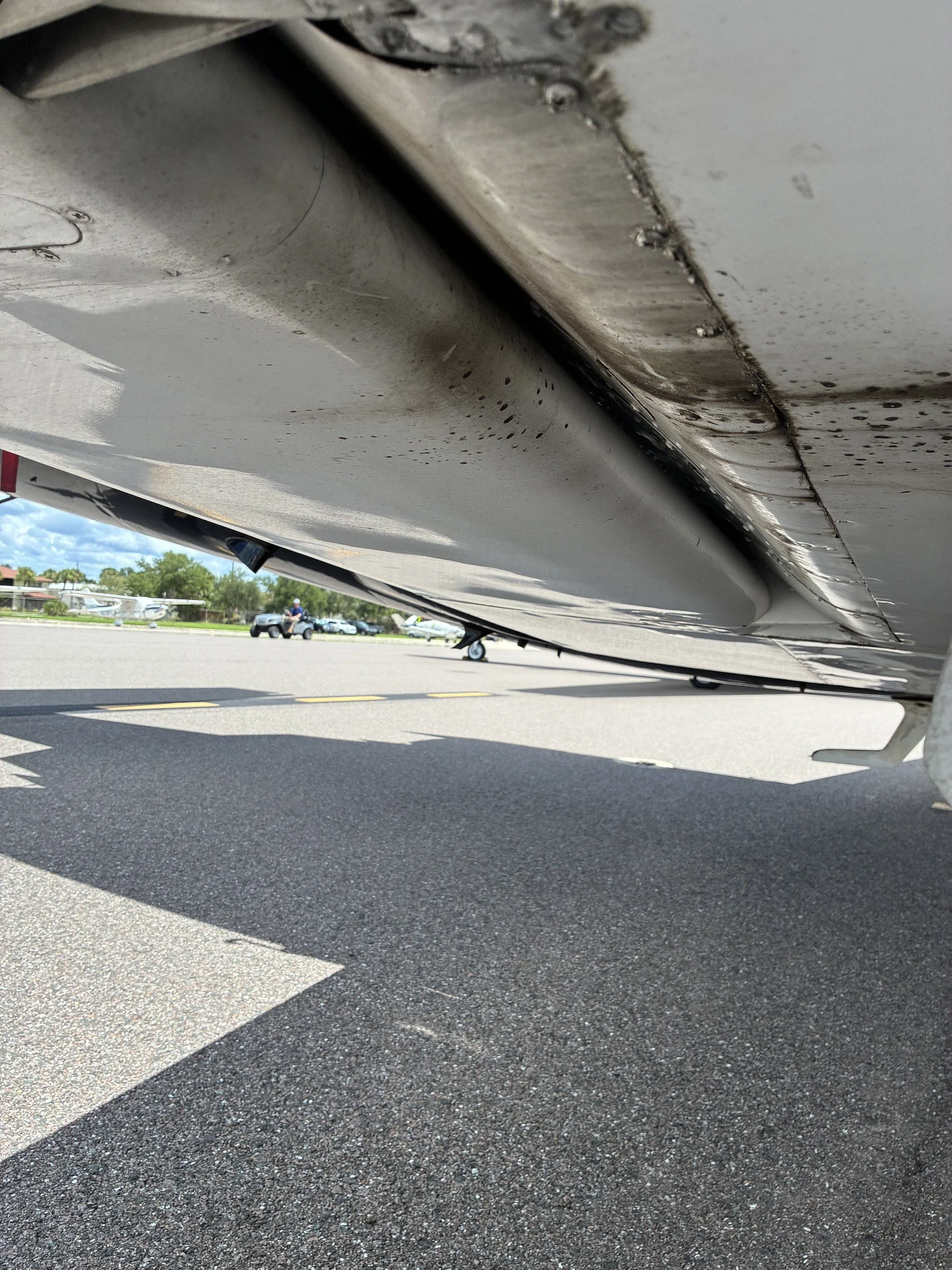 citation-ii-wing-underside-exhaust-soot.jpg