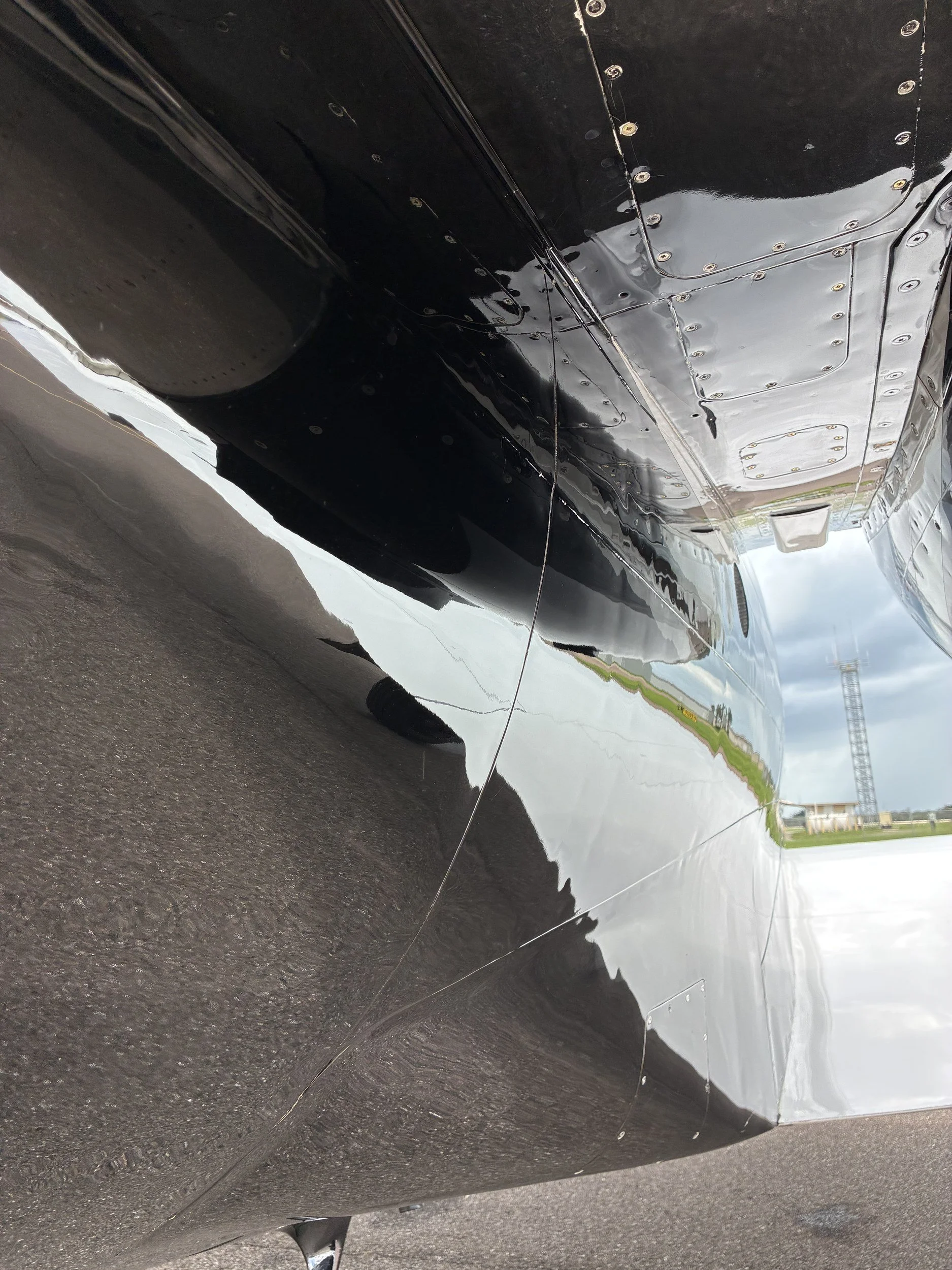 citation-ii-lower-fuselage-gloss-reflection.jpg
