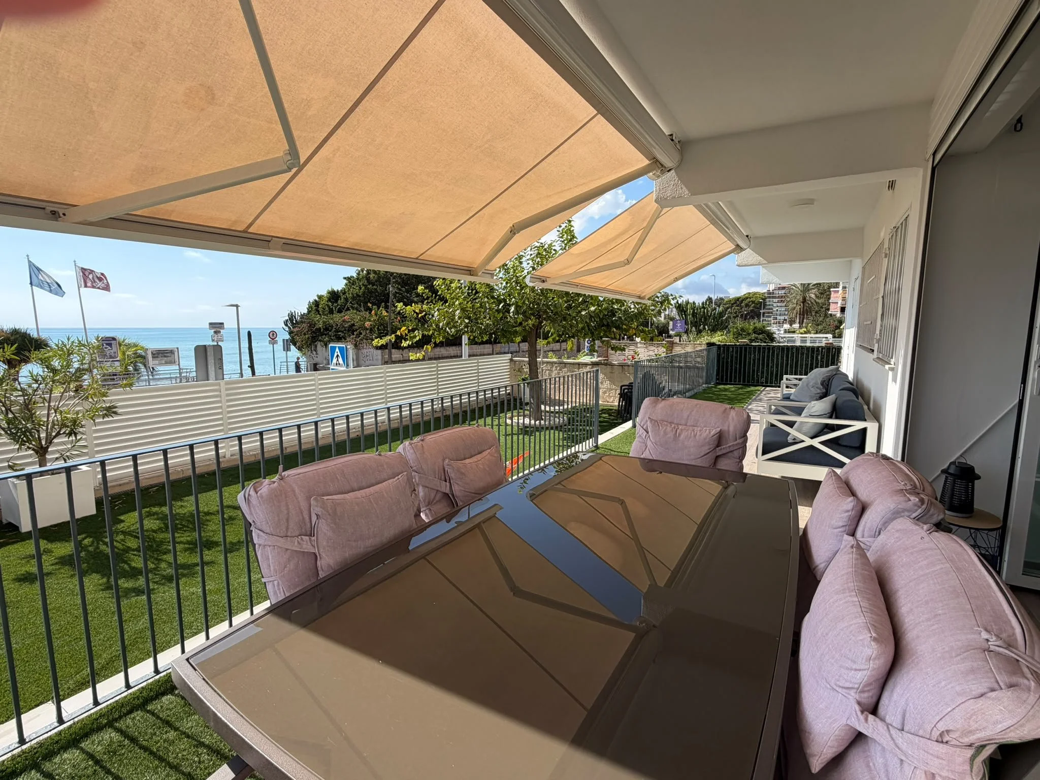 ABRIR EL SALÓN, SALIR A LA TERRAZA, Y TENER EL MEDITERRÁNEO DELANTE…